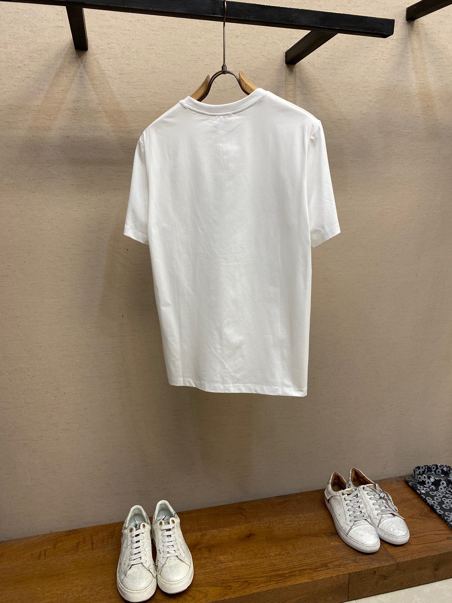 Mengjia, the new short sleeves are yyds 😍. You can match them blindly when going out daily. Custom short-sleeved T-shirt made of pure cotton and elastic cotton fabric. The charm lies in creating a simple and luxurious fashion. Feel the unique temperament of the British style with random matching.