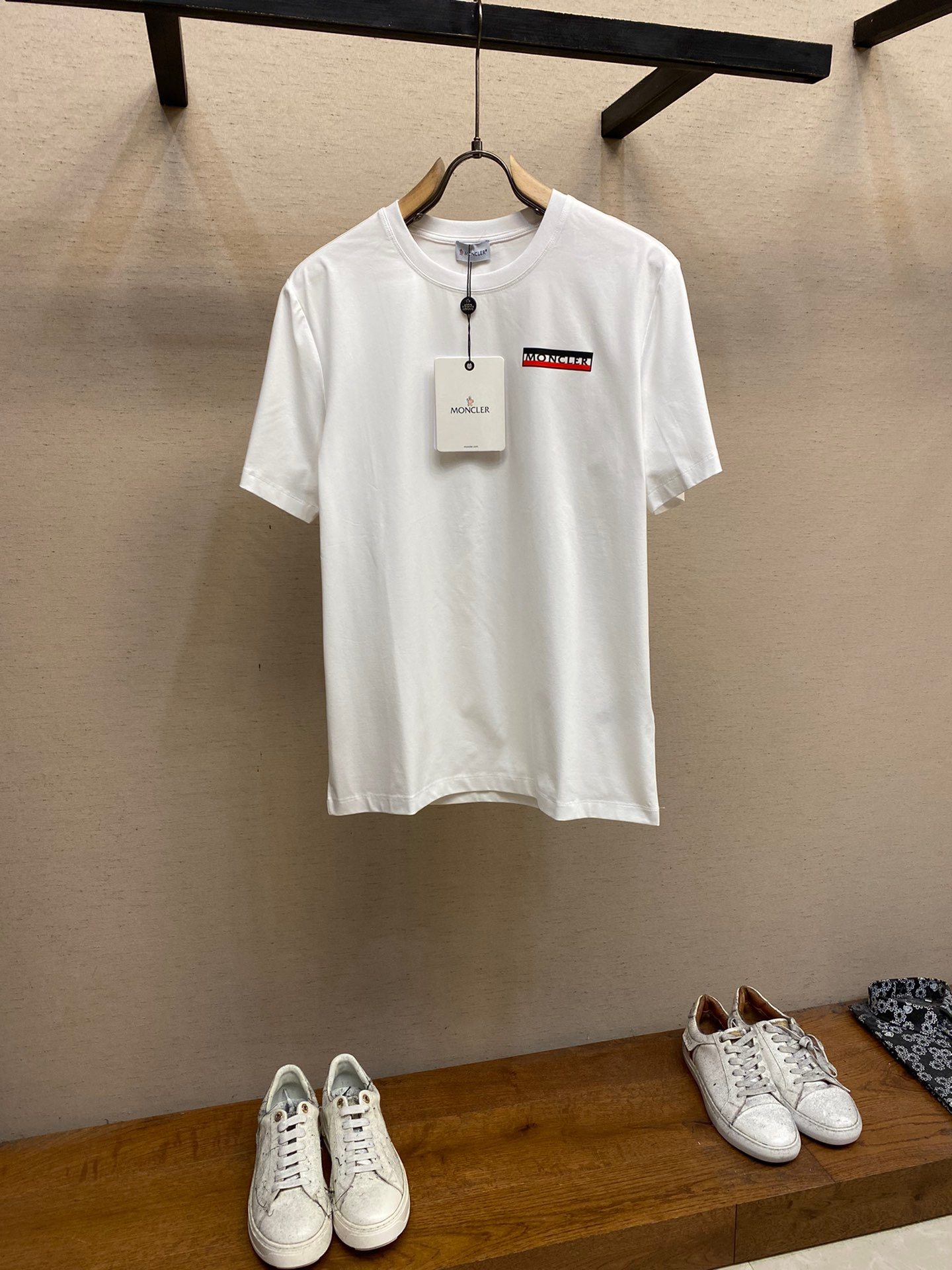 Mengjia, the new short sleeves are yyds 😍. You can match them blindly when going out daily. Custom short-sleeved T-shirt made of pure cotton and elastic cotton fabric. The charm lies in creating a simple and luxurious fashion. Feel the unique temperament of the British style with random matching.