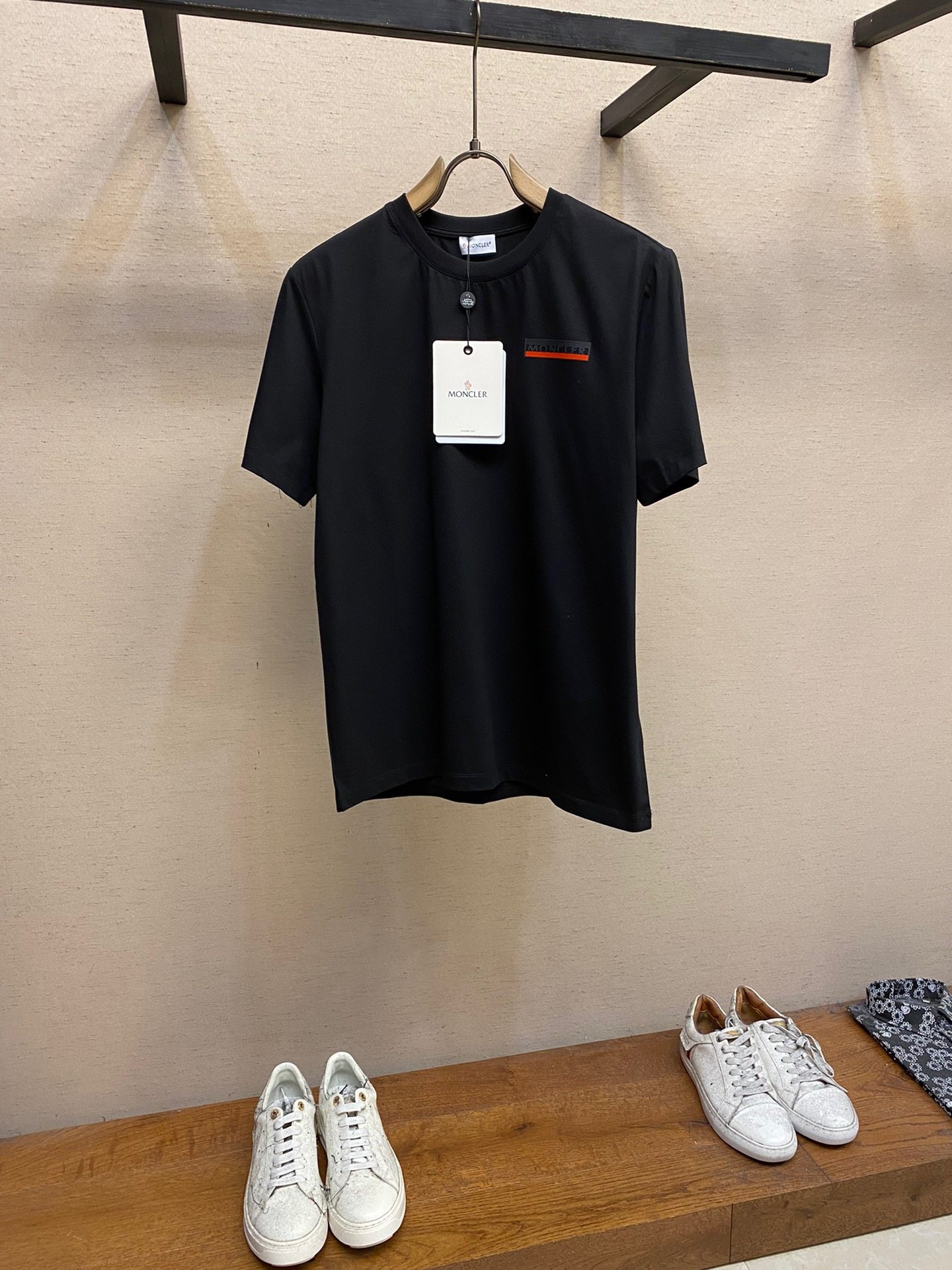 Mengjia, the new short sleeves are yyds 😍. You can match them blindly when going out daily. Custom short-sleeved T-shirt made of pure cotton and elastic cotton fabric. The charm lies in creating a simple and luxurious fashion. Feel the unique temperament of the British style with random matching.