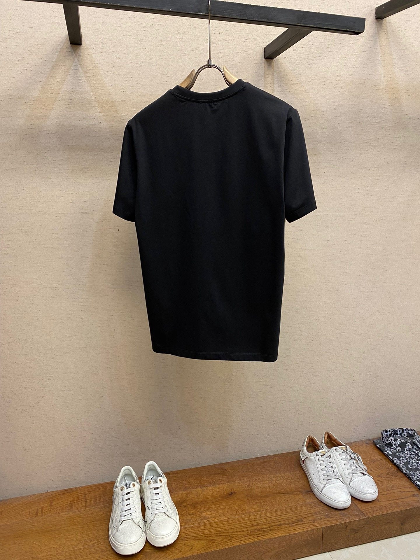 Mengjia, the new short sleeves are yyds 😍. You can match them blindly when going out daily. Custom short-sleeved T-shirt made of pure cotton and elastic cotton fabric. The charm lies in creating a simple and luxurious fashion. Feel the unique temperament of the British style with random matching.