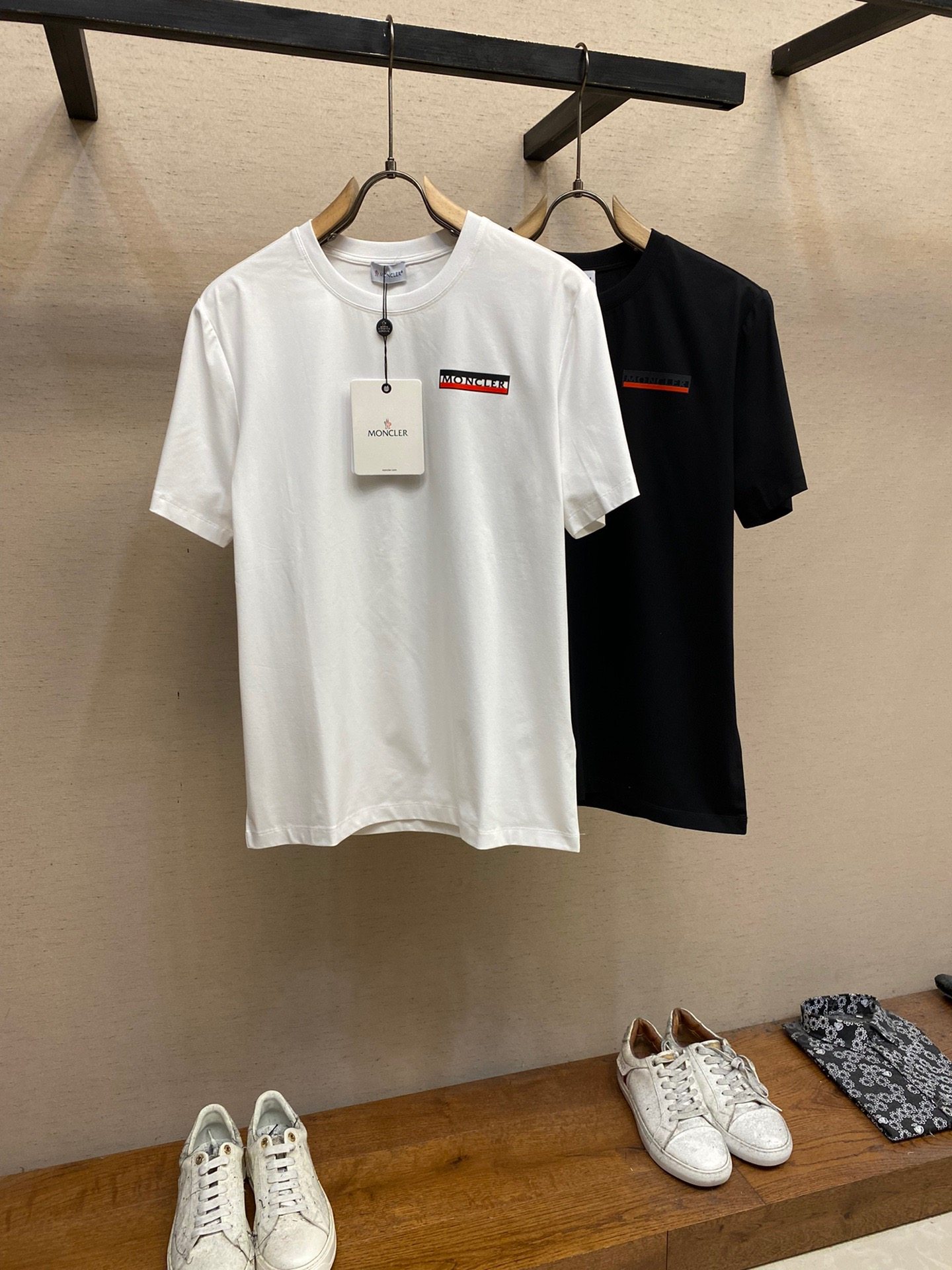 Mengjia, the new short sleeves are yyds 😍. You can match them blindly when going out daily. Custom short-sleeved T-shirt made of pure cotton and elastic cotton fabric. The charm lies in creating a simple and luxurious fashion. Feel the unique temperament of the British style with random matching.