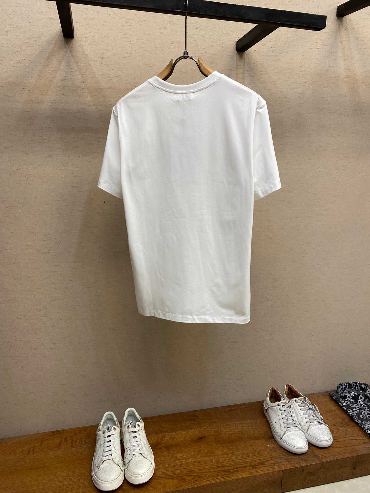 Mengjia, the new short sleeves are yyds 😍. You can match them blindly when going out daily. Custom short-sleeved T-shirt made of pure cotton and elastic cotton fabric. The charm lies in creating a simple and luxurious fashion. Feel the unique temperament of the British style with random matching.