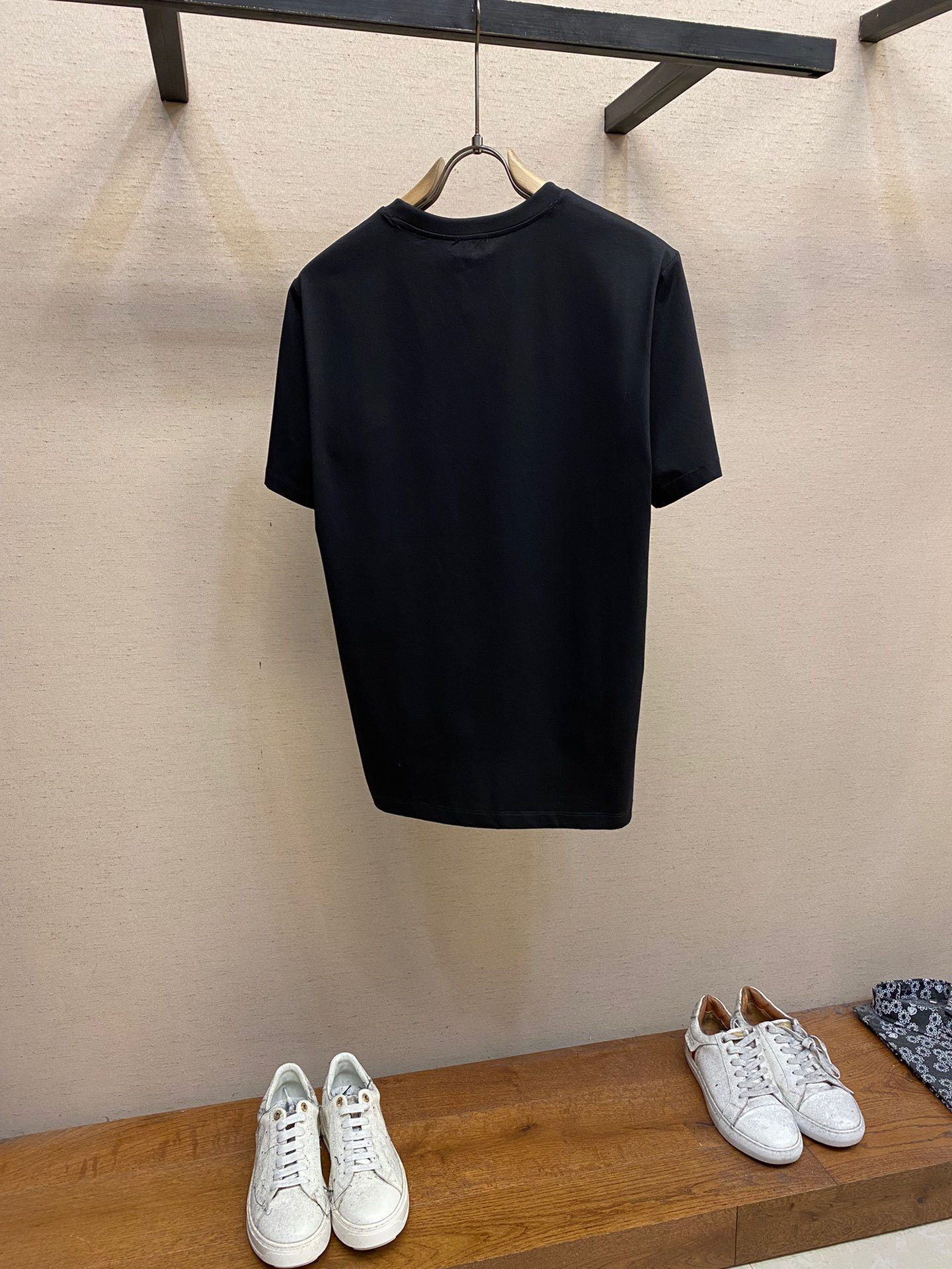 Mengjia, the new short sleeves are yyds 😍. You can match them blindly when going out daily. Custom short-sleeved T-shirt made of pure cotton and elastic cotton fabric. The charm lies in creating a simple and luxurious fashion. Feel the unique temperament of the British style with random matching.