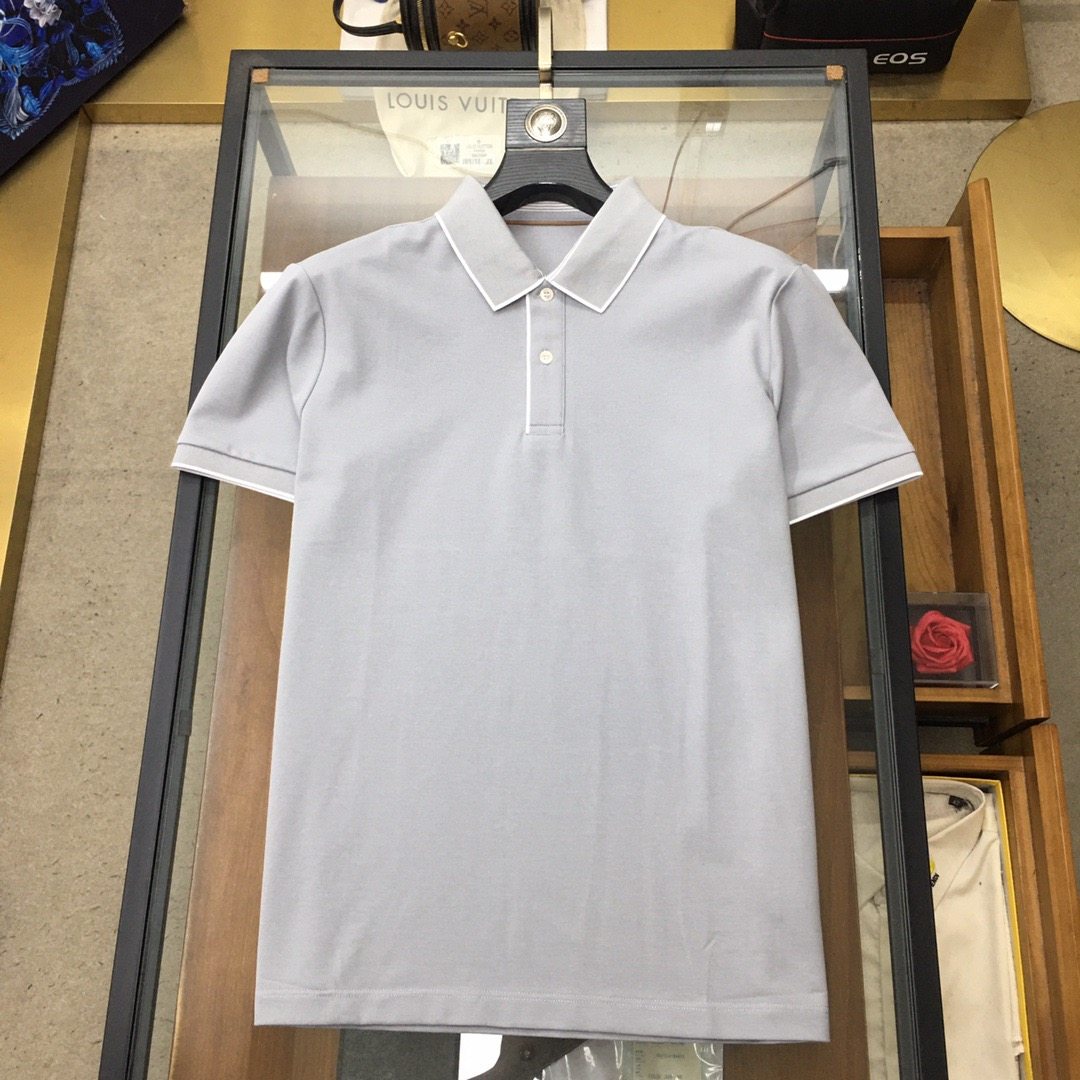 Spring/Summer 2024 New Arrivals. Fashionable POLO / Collared Short Sleeve. High-end custom-made versatile style. Anyone can handle it easily. The fabric is all custom-made. The luxurious and classic brand logo design on the chest.