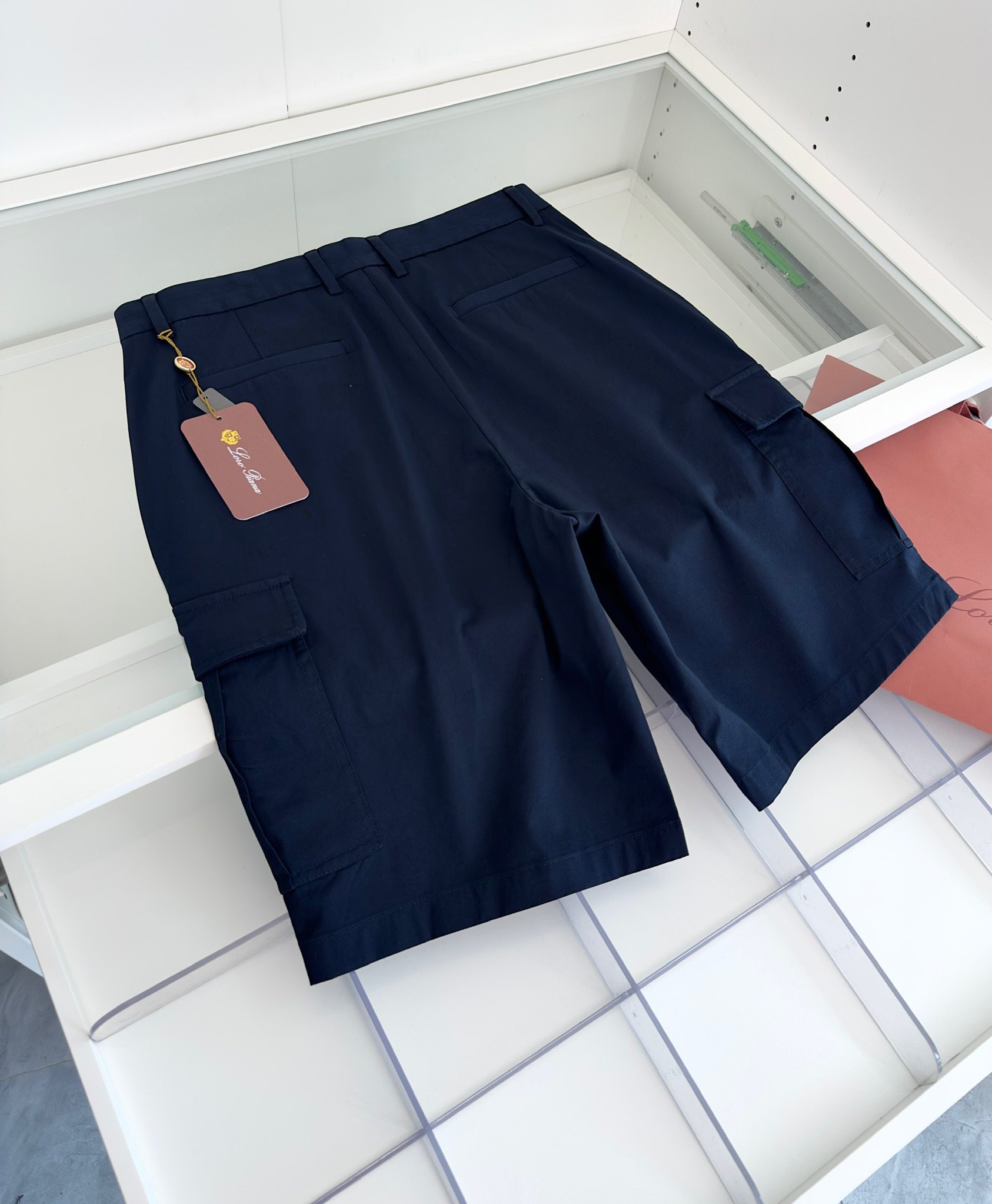 LP Loro Pina. Recommended for nouveau riche and quality control enthusiasts! Feel free to compare in the mall. Produced by a first-line OEM. Double-pocket casual five-point shorts. It can make the double-pocket workwear element have a more business casual feeling.