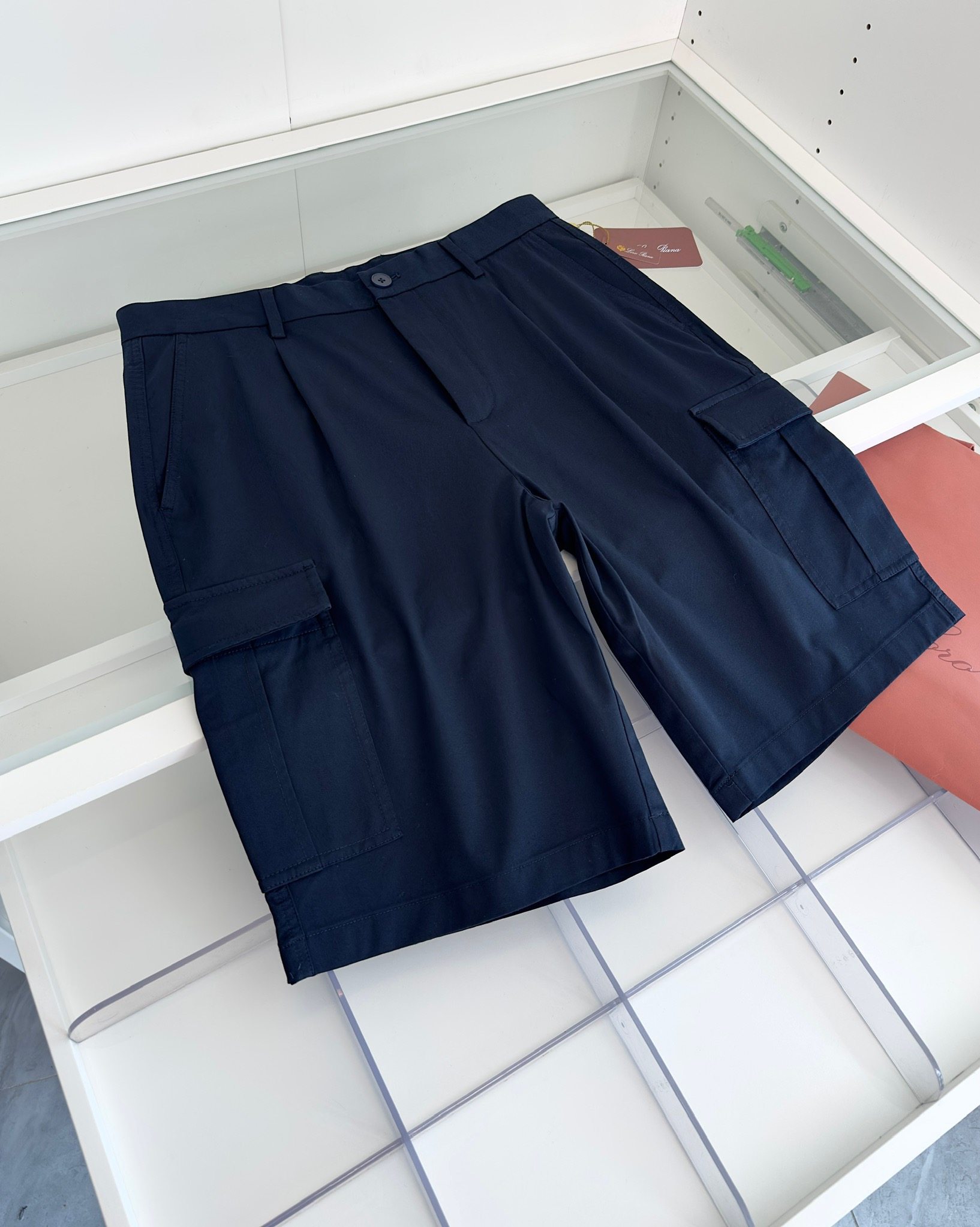 LP Loro Pina. Recommended for nouveau riche and quality control enthusiasts! Feel free to compare in the mall. Produced by a first-line OEM. Double-pocket casual five-point shorts. It can make the double-pocket workwear element have a more business casual feeling.