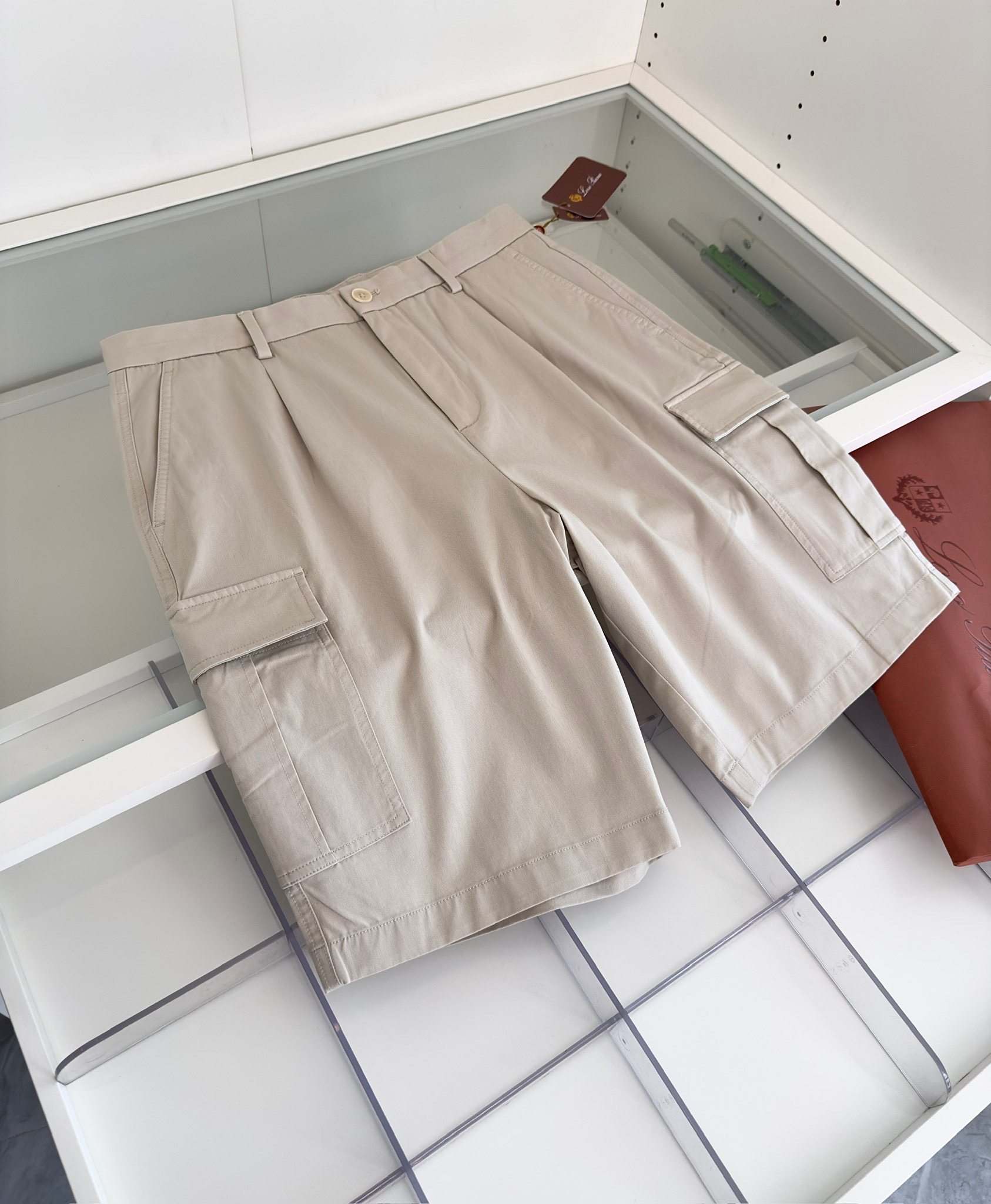 LP Loro Pina. Recommended for nouveau riche and quality control enthusiasts! Feel free to compare in the mall. Produced by a first-line OEM. Double-pocket casual five-point shorts. It can make the double-pocket workwear element have a more business casual feeling.