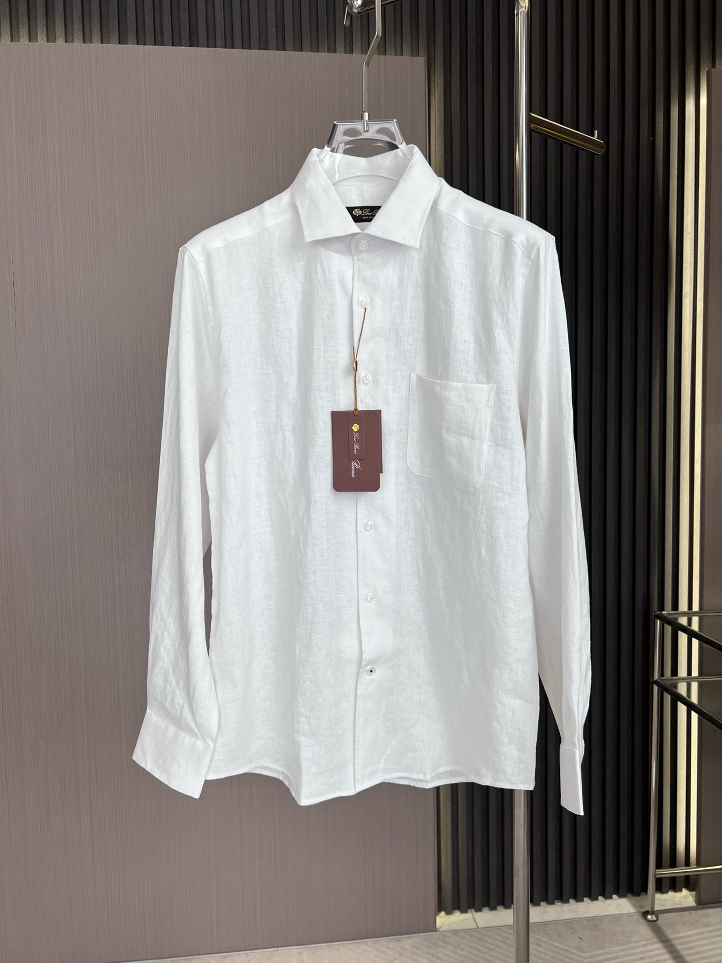 LP Bestseller 24FW New Autumn Style. White label linen long-sleeved shirt. Comfortable, soft, breathable and stylish when worn. A must-have shirt for men in autumn, high-end and luxurious.