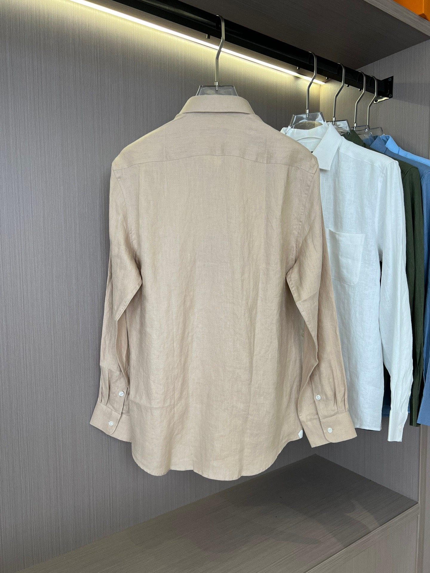 LP Bestseller 24FW New Autumn Style. White label linen long-sleeved shirt. Comfortable, soft, breathable and stylish when worn. A must-have shirt for men in autumn, high-end and luxurious.