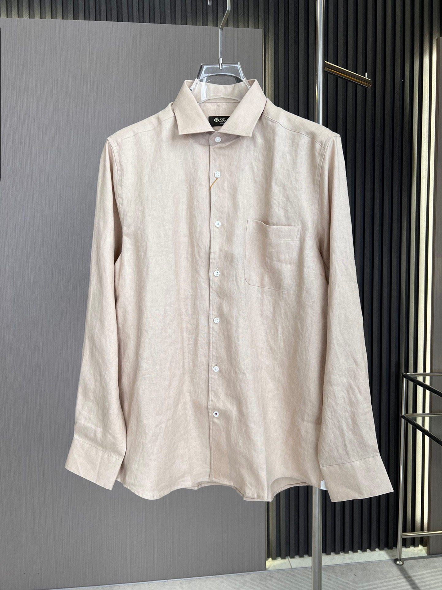 LP Bestseller 24FW New Autumn Style. White label linen long-sleeved shirt. Comfortable, soft, breathable and stylish when worn. A must-have shirt for men in autumn, high-end and luxurious.