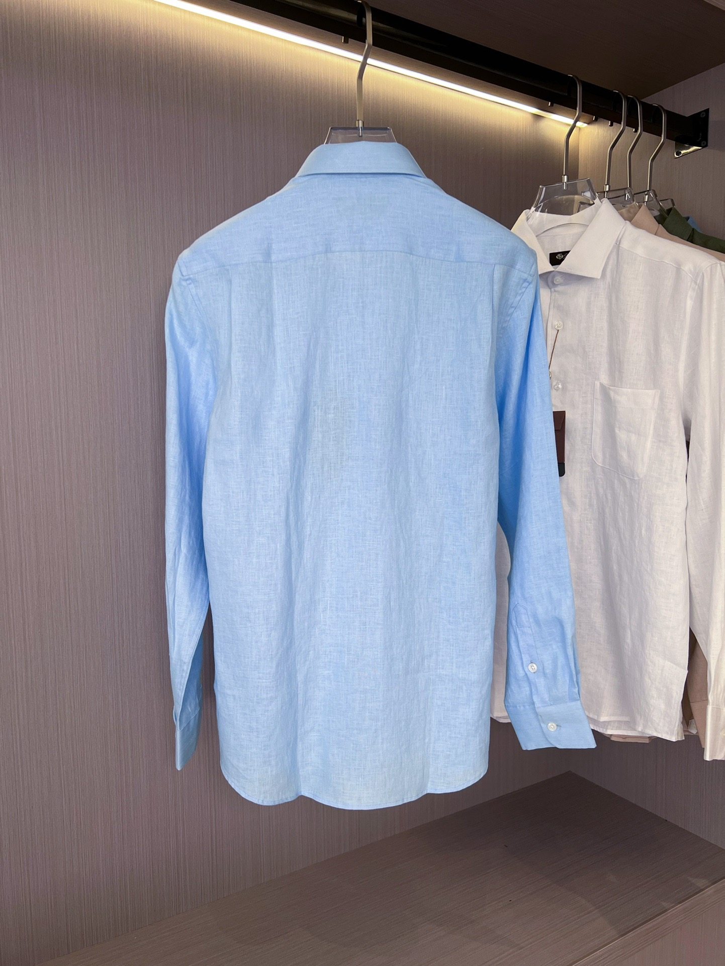 LP Bestseller 24FW New Autumn Style. White label linen long-sleeved shirt. Comfortable, soft, breathable and stylish when worn. A must-have shirt for men in autumn, high-end and luxurious.