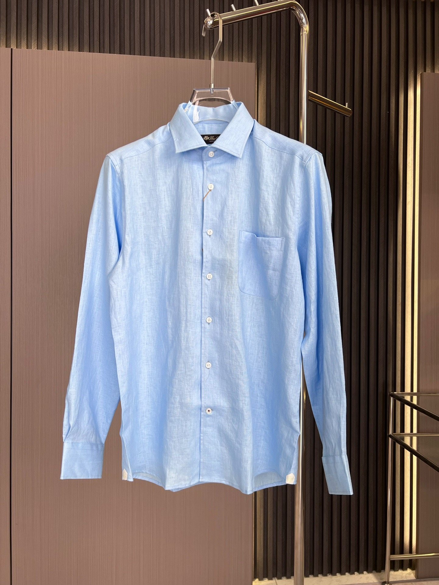 LP Bestseller 24FW New Autumn Style. White label linen long-sleeved shirt. Comfortable, soft, breathable and stylish when worn. A must-have shirt for men in autumn, high-end and luxurious.