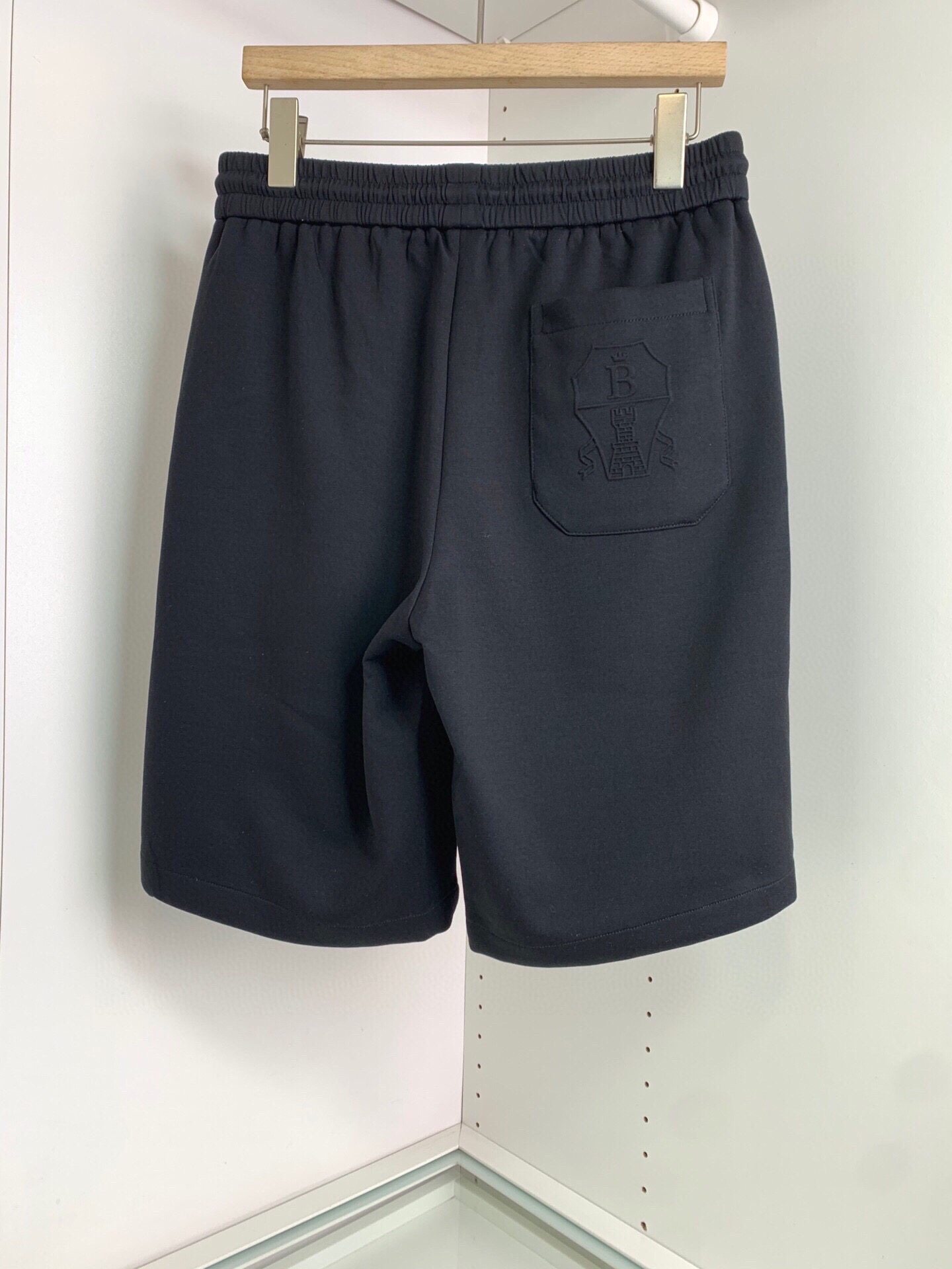 BC Spring/Summer 2024, available in the counter. Classic casual shorts. The restrained and low-key design style, with the design of letter embroidery on the front pocket. The brand logo sign ✅ on the back pocket embellishes. The version adopts a slightly wide cut. Compared with the standard cut, it has a little more sense of fashion trend.