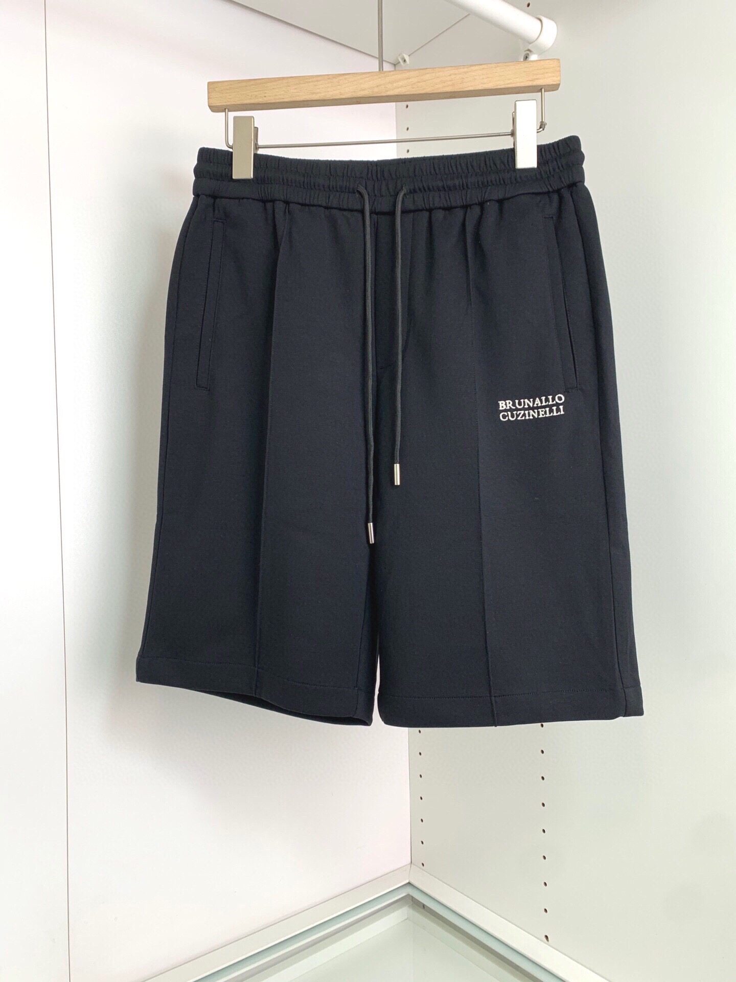 BC Spring/Summer 2024, available in the counter. Classic casual shorts. The restrained and low-key design style, with the design of letter embroidery on the front pocket. The brand logo sign ✅ on the back pocket embellishes. The version adopts a slightly wide cut. Compared with the standard cut, it has a little more sense of fashion trend.