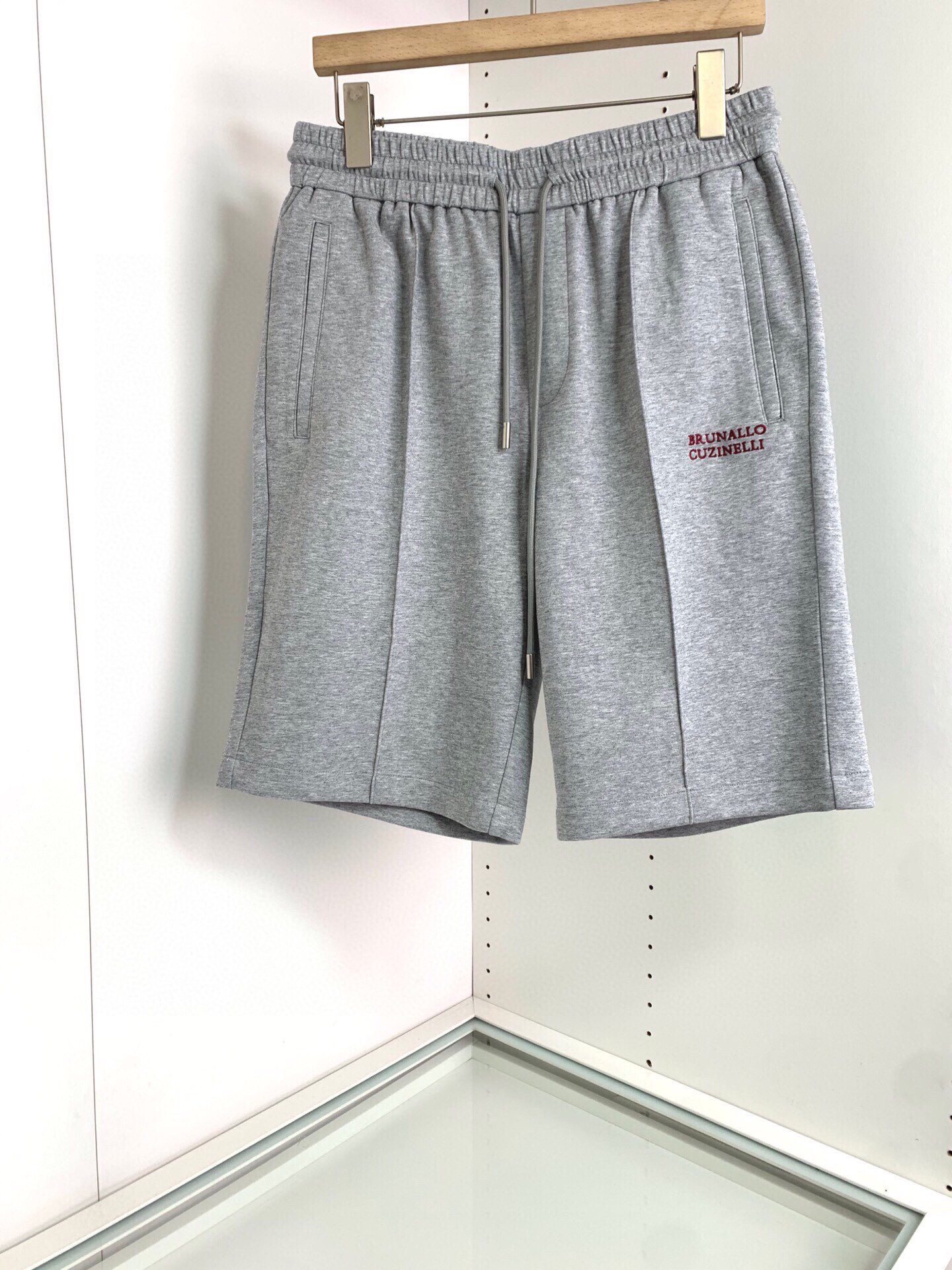 BC Spring/Summer 2024, available in the counter. Classic casual shorts. The restrained and low-key design style, with the design of letter embroidery on the front pocket. The brand logo sign ✅ on the back pocket embellishes. The version adopts a slightly wide cut. Compared with the standard cut, it has a little more sense of fashion trend.