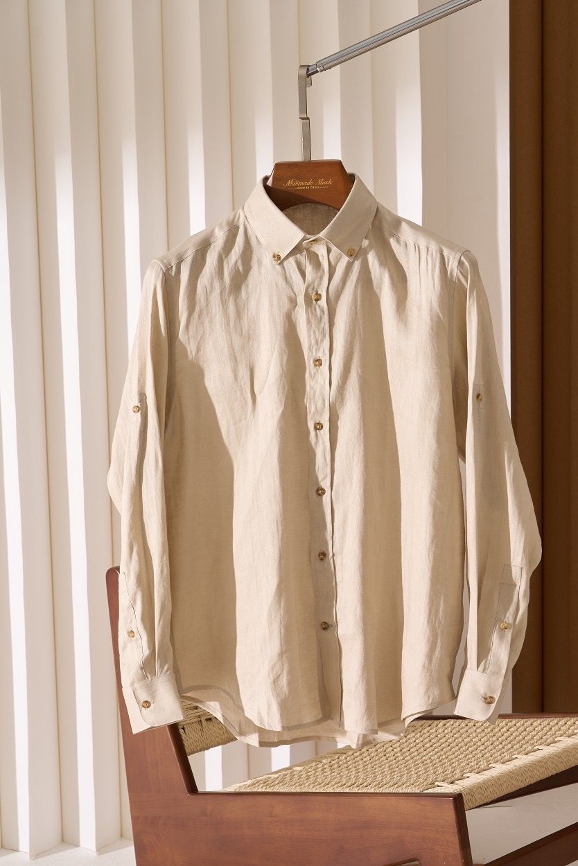 [BC classic version is matched with New York style buttons. The variable half-sleeves provide more possibilities. It is made of 100% linen, simple yet elegant.] Linen textured shirts can often show a natural and casual style.