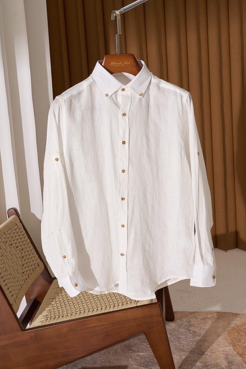 [BC classic version is matched with New York style buttons. The variable half-sleeves provide more possibilities. It is made of 100% linen, simple yet elegant.] Linen textured shirts can often show a natural and casual style.