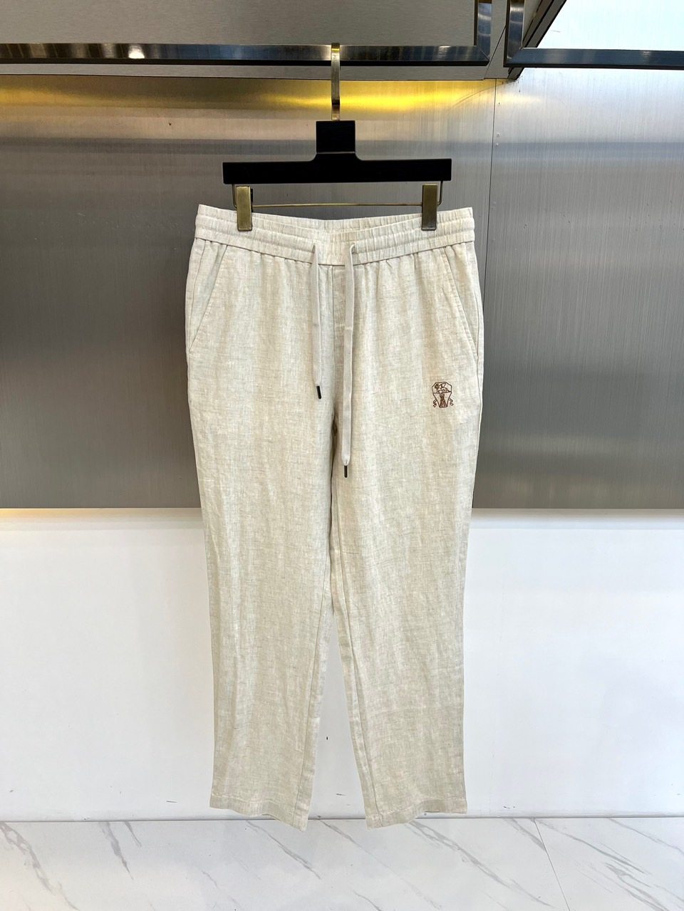 BC - brunello cucinelli. The latest lightweight Tencel cotton and linen blended drawstring casual pants for Spring/Summer 2024. Made of imported Tencel linen fabric provided by the customer. The fabric has a silky and refreshing feel. Super lightweight texture. The breathability and moisture absorption performance are extremely strong.