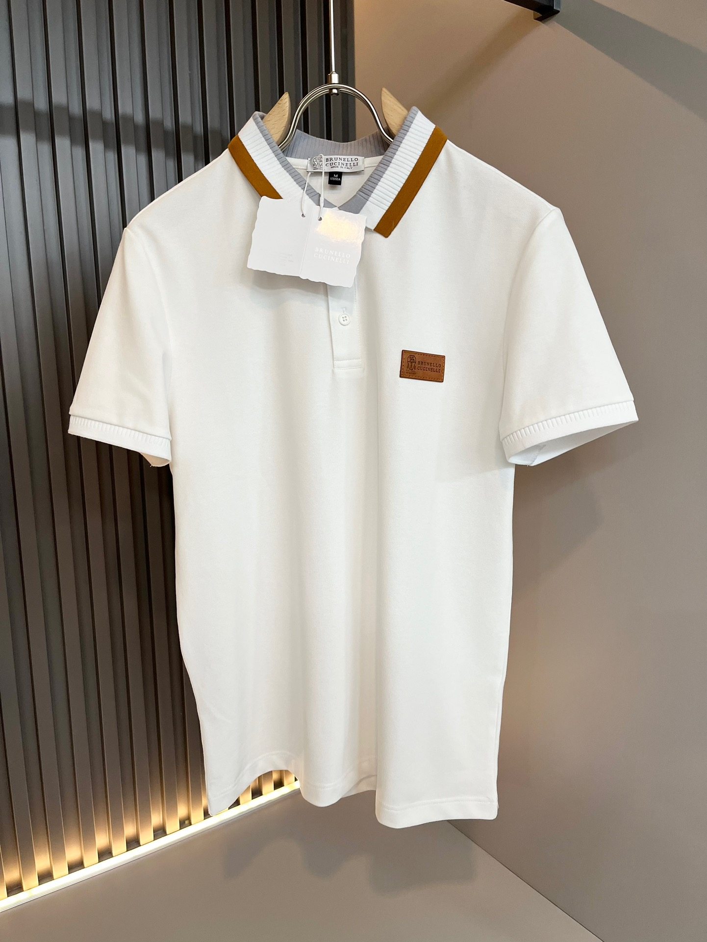 BC - Brunello Cucinelli 2024 Spring/Summer new men's short-sleeved Polo shirt. It's a fashionable and versatile item that many celebrities love to wear! The leather LOGO pattern design on the chest! Super nice. Friends who like classic and simplicity must not miss this one.