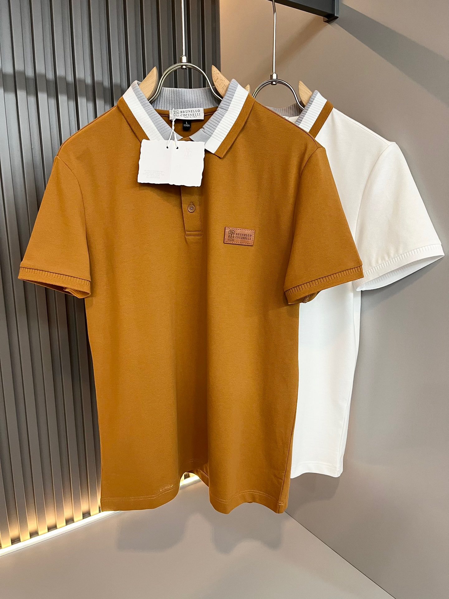 BC - Brunello Cucinelli 2024 Spring/Summer new men's short-sleeved Polo shirt. It's a fashionable and versatile item that many celebrities love to wear! The leather LOGO pattern design on the chest! Super nice. Friends who like classic and simplicity must not miss this one.