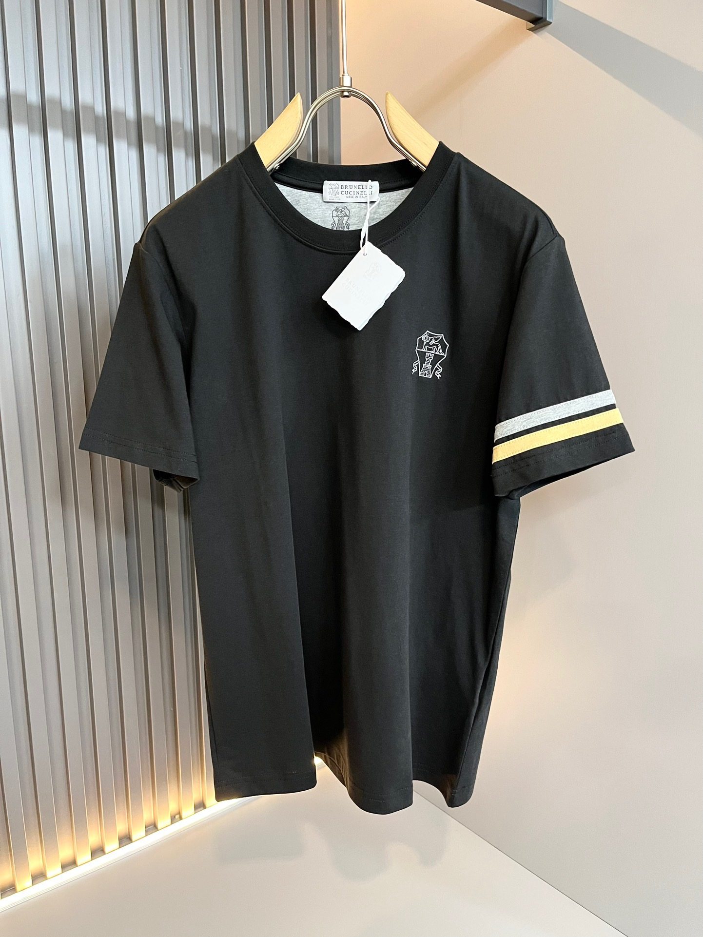 BC - Brunello Cucinelli 2024 Spring/Summer new men's short sleeves. It's a fashionable and versatile item that many celebrities love to wear! The LOGO embroidery on the chest is super nice. Friends who like classic simplicity must not miss this one!