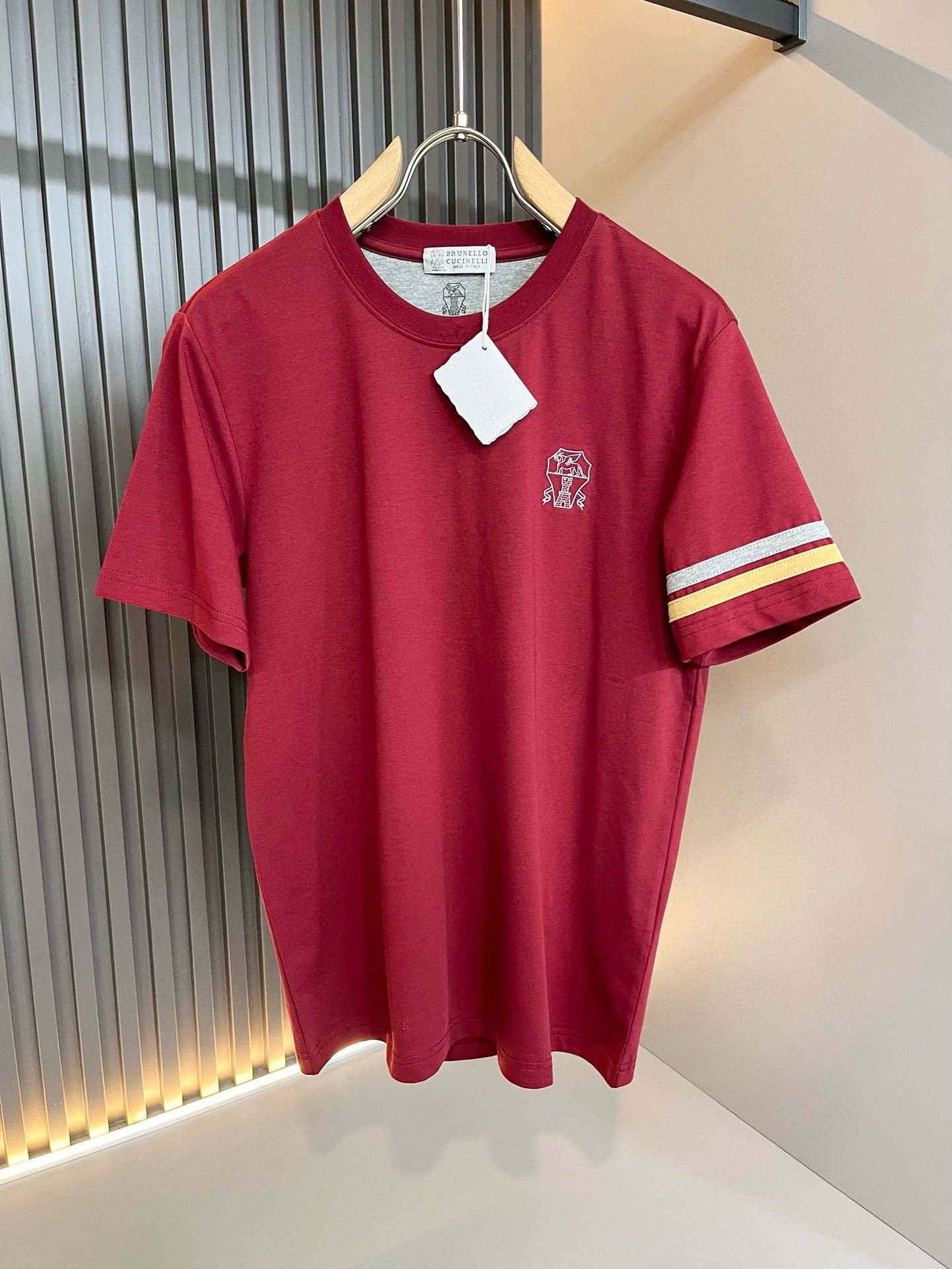 BC - Brunello Cucinelli 2024 Spring/Summer new men's short sleeves. It's a fashionable and versatile item that many celebrities love to wear! The LOGO embroidery on the chest is super nice. Friends who like classic simplicity must not miss this one!