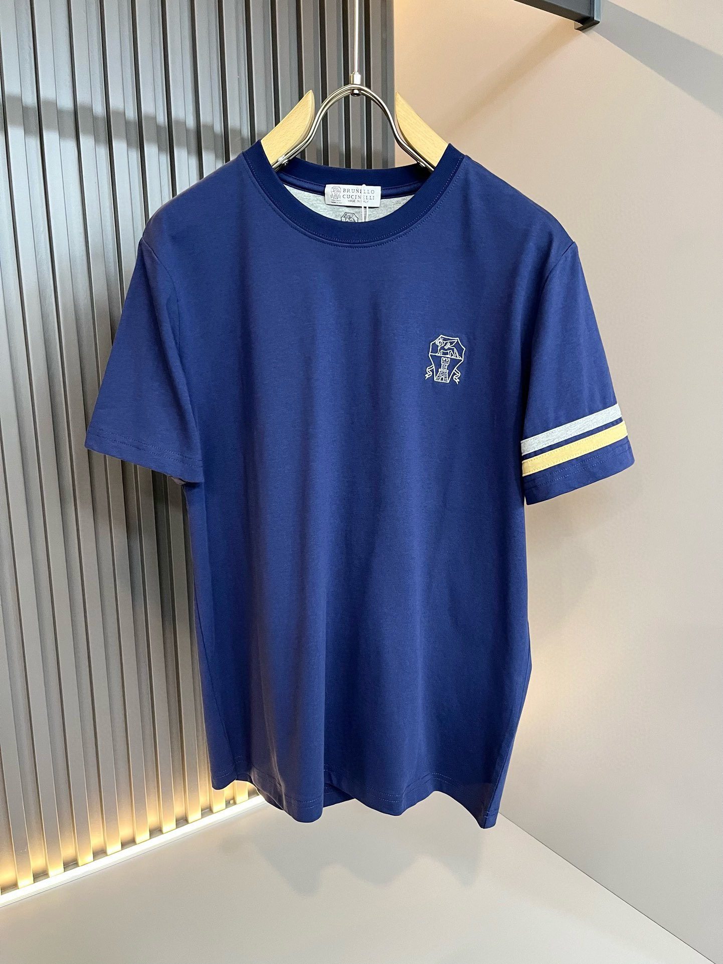 BC - Brunello Cucinelli 2024 Spring/Summer new men's short sleeves. It's a fashionable and versatile item that many celebrities love to wear! The LOGO embroidery on the chest is super nice. Friends who like classic simplicity must not miss this one!