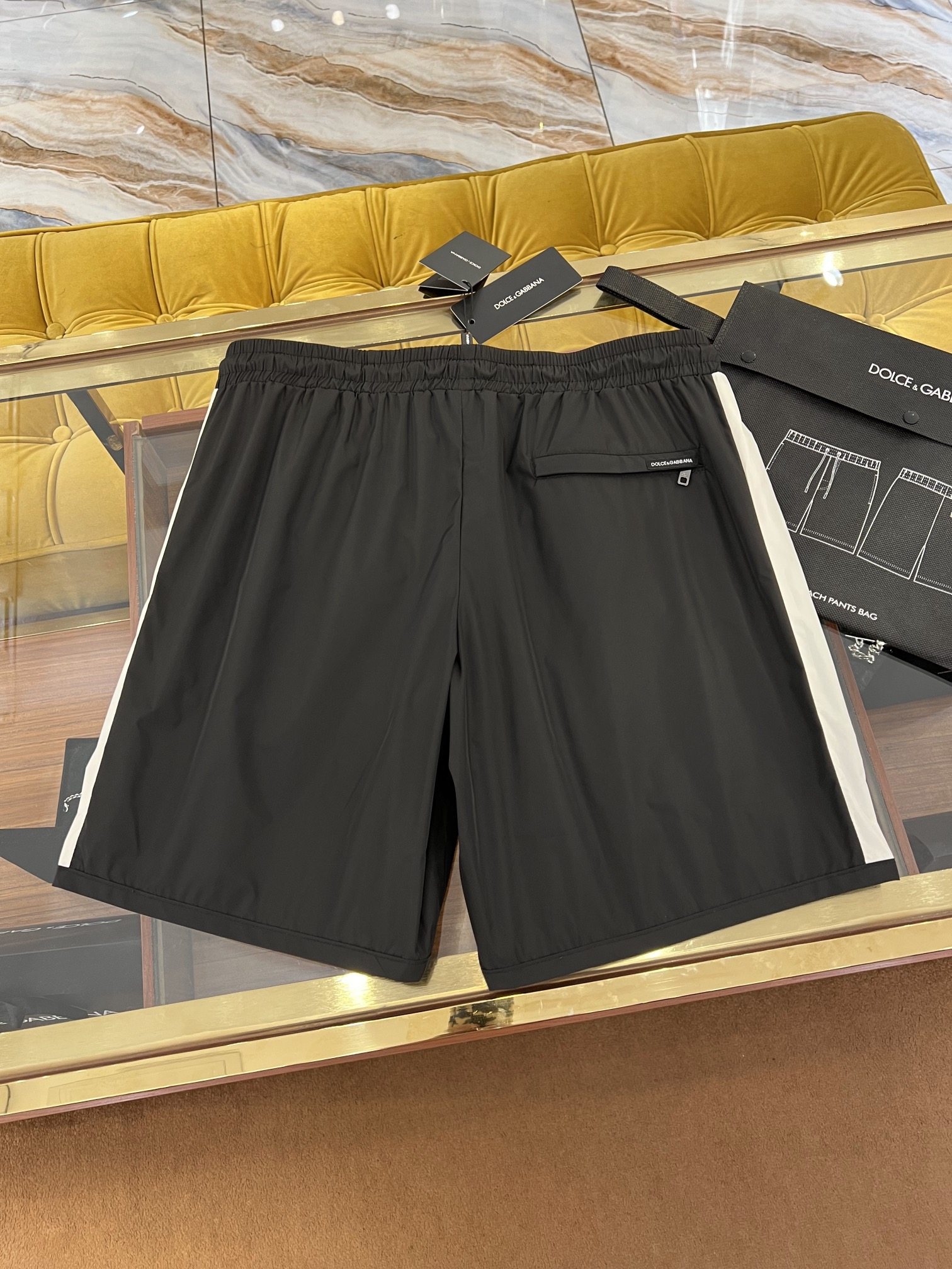 2024SS New Quick-Dry Shorts. Perfect color-blocking design. Popular DG iron plate logo. Customized perfect details and accessories. Distributed with exclusive packaging. Four-quarter pants length