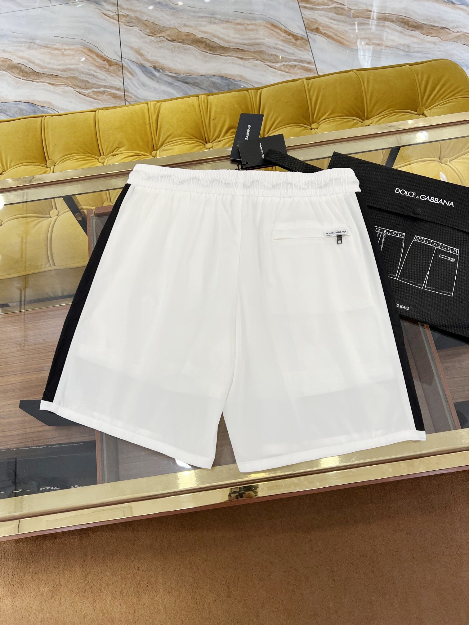 2024SS New Quick-Dry Shorts. Perfect color-blocking design. Popular DG iron plate logo. Customized perfect details and accessories. Distributed with exclusive packaging. Four-quarter pants length