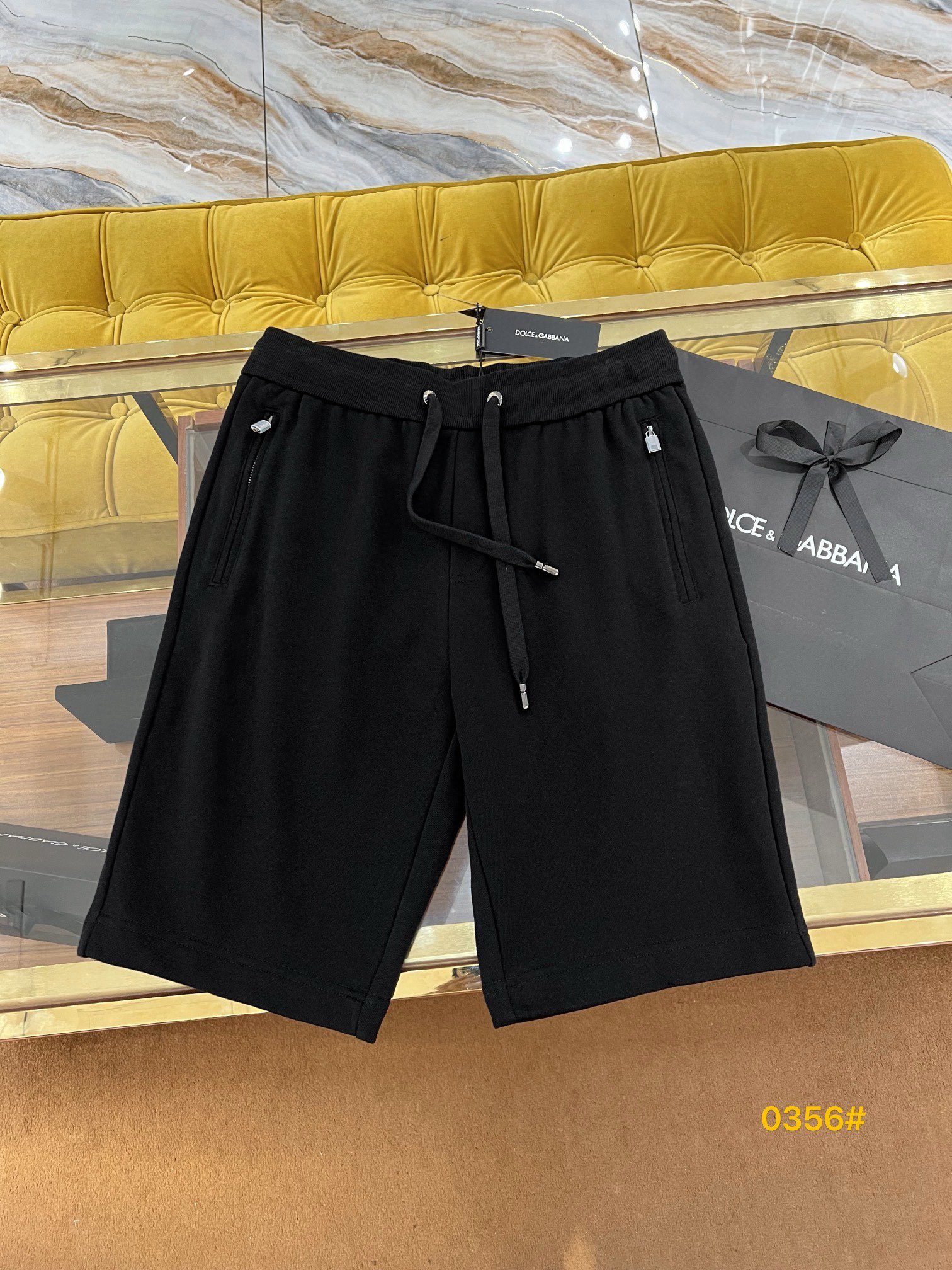 2024SS New Shorts. Popular logo leather tag. Original sweatshirt thin fabric. Customized high-grade hardware zipper. Five-quarter pants length