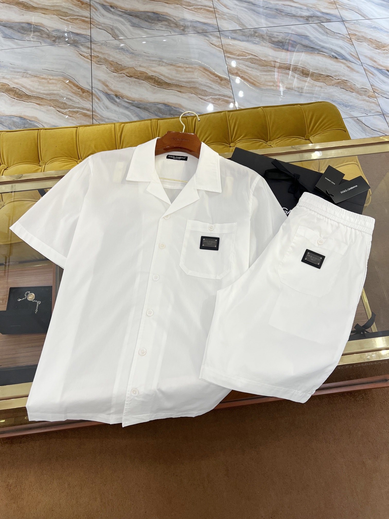 2024SS New Casual Set. Classic leather tag logo. Cotton elastic shirt fabric. High breathability and comfort. Suitable for wearing on any occasion.