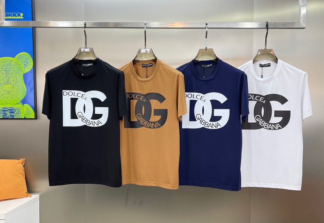 24s Spring/Summer plain color round-neck short sleeves. The combination of DG on the back and letter printing on the chest. The body silhouette is unique. Customized 190g mercerized cotton fabric, comfortable and breathable! Smooth and stylish.