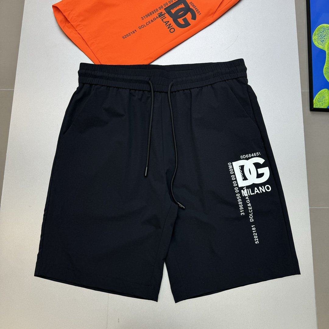 Du's Quick-Dry Sports Casual Shorts, Beach Shorts, Surfing Shorts. Highly recommended for the custom-made style! The material of this pair of shorts is soft, and it can keep you fresh and comfortable even in the hot summer. The fabric is lightweight and durable, super smooth! Super elastic! It's really super nice-looking and easy to wear! Classic letter DG heat transfer printing process. It's both age-reducing and fashionable.