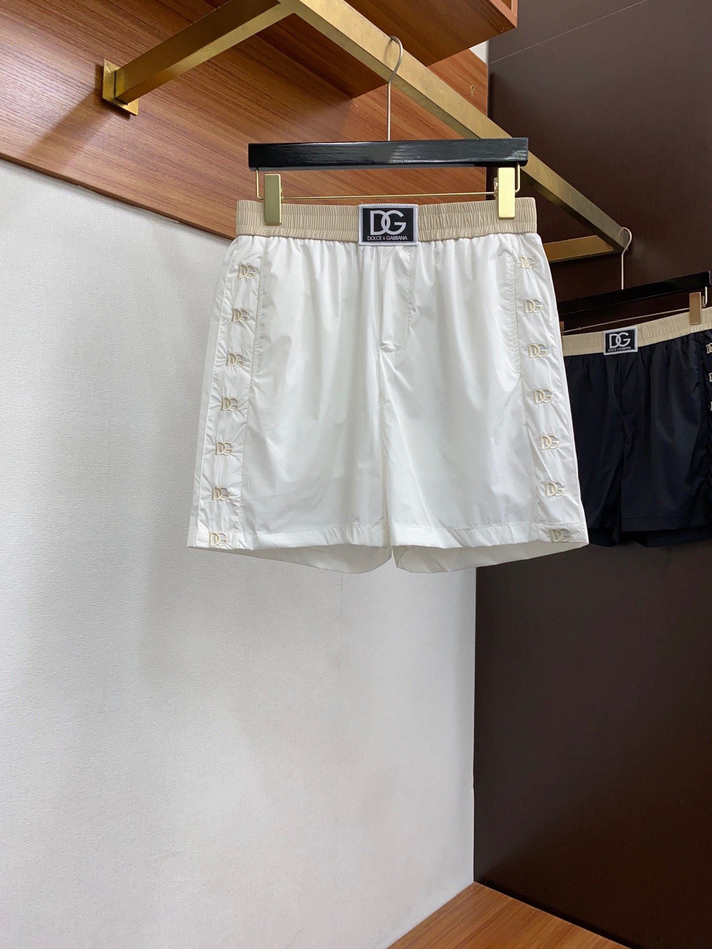 DG 24SS new spring/summer short pants 🩳. Fashion casual pants. The brand's classic LOGO. Excellent comfort. Strong hand touch feeling. Highly recognizable. Customized imported fabric. Fresh color. Fine workmanship