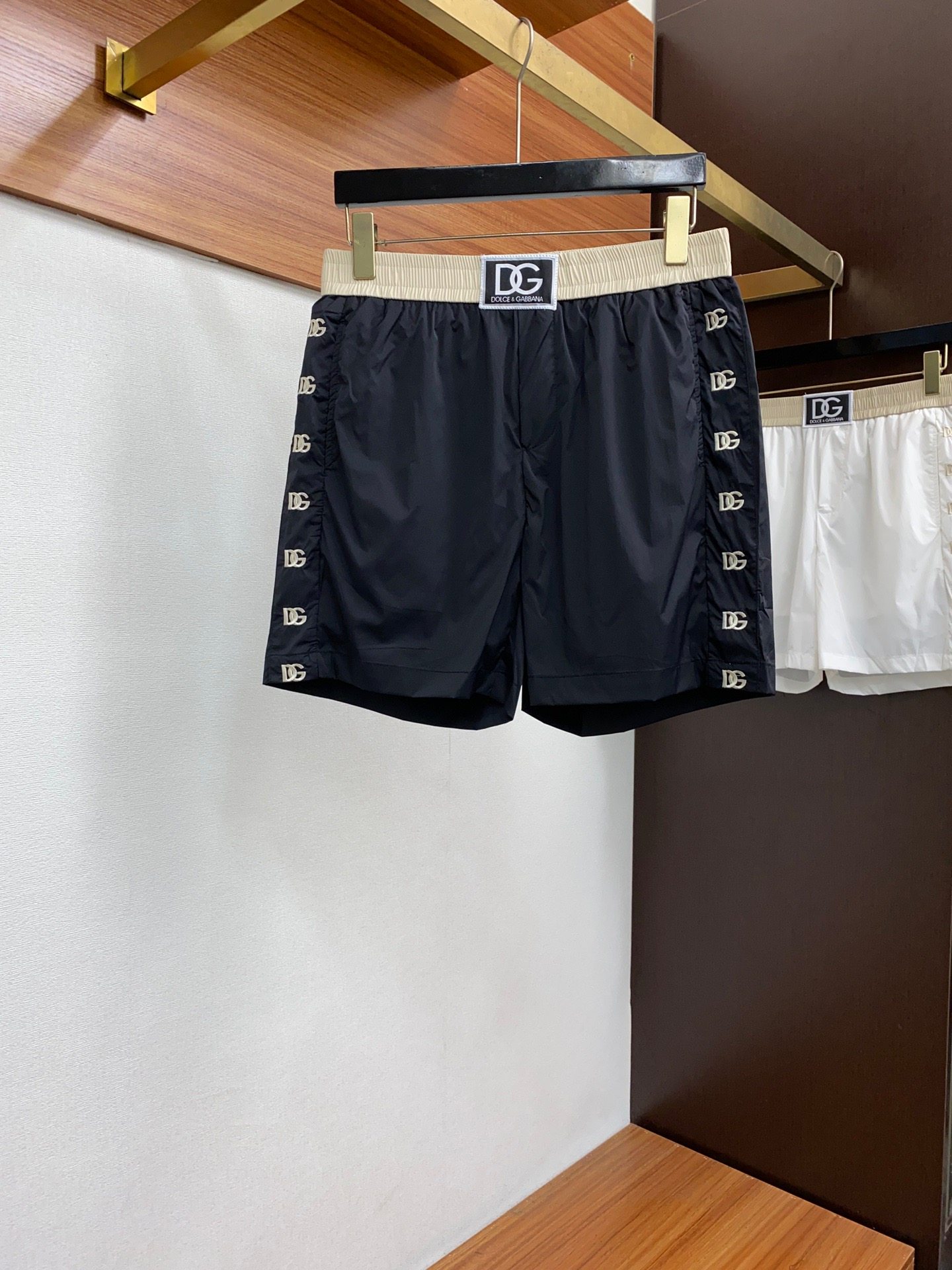 DG 24SS new spring/summer short pants 🩳. Fashion casual pants. The brand's classic LOGO. Excellent comfort. Strong hand touch feeling. Highly recognizable. Customized imported fabric. Fresh color. Fine workmanship