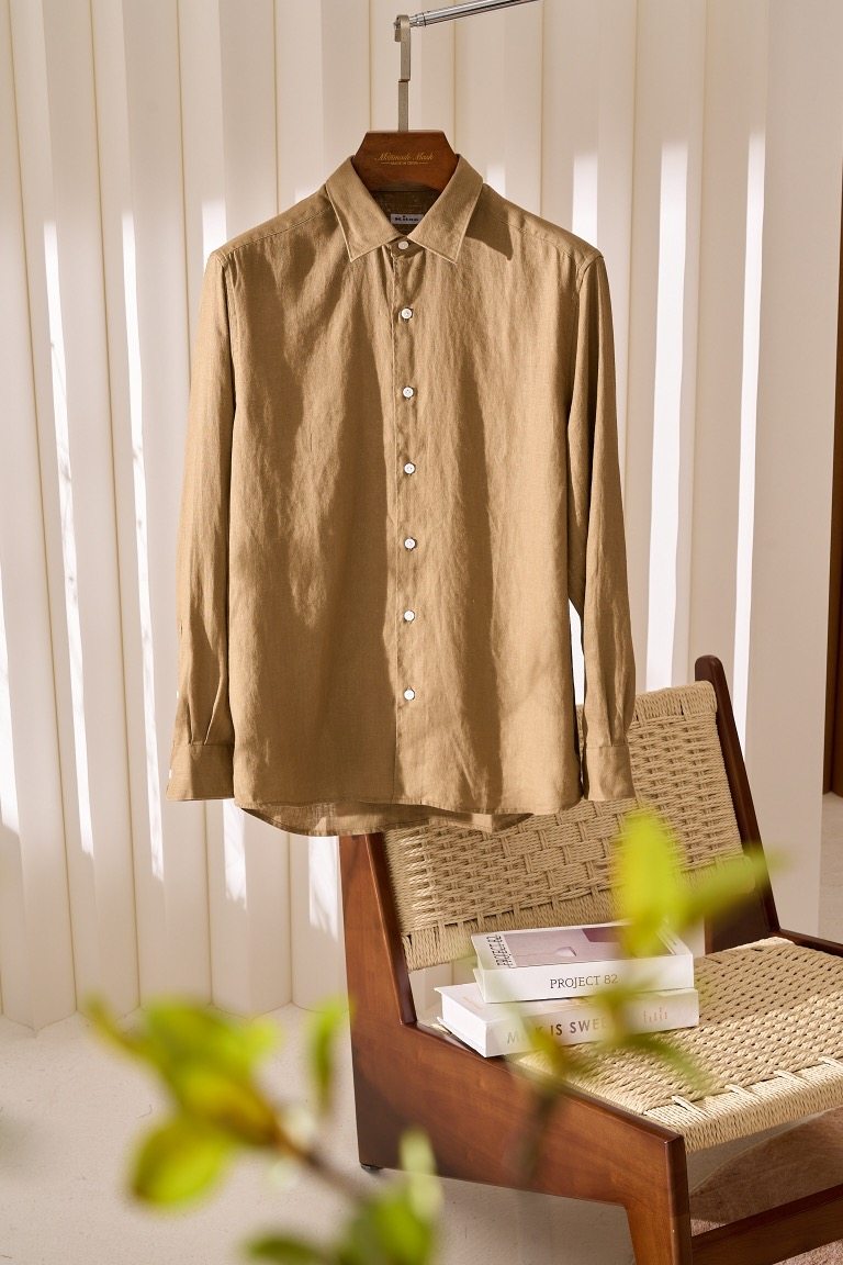 This long-sleeved shirt, with its finely specially woven 100% linen fabric and unique design, truly shows extraordinary quality and fashion sense. Made of 100% linen, it not only ensures the breathability and comfort of the shirt, but also endows it with a natural and rustic aesthetic.