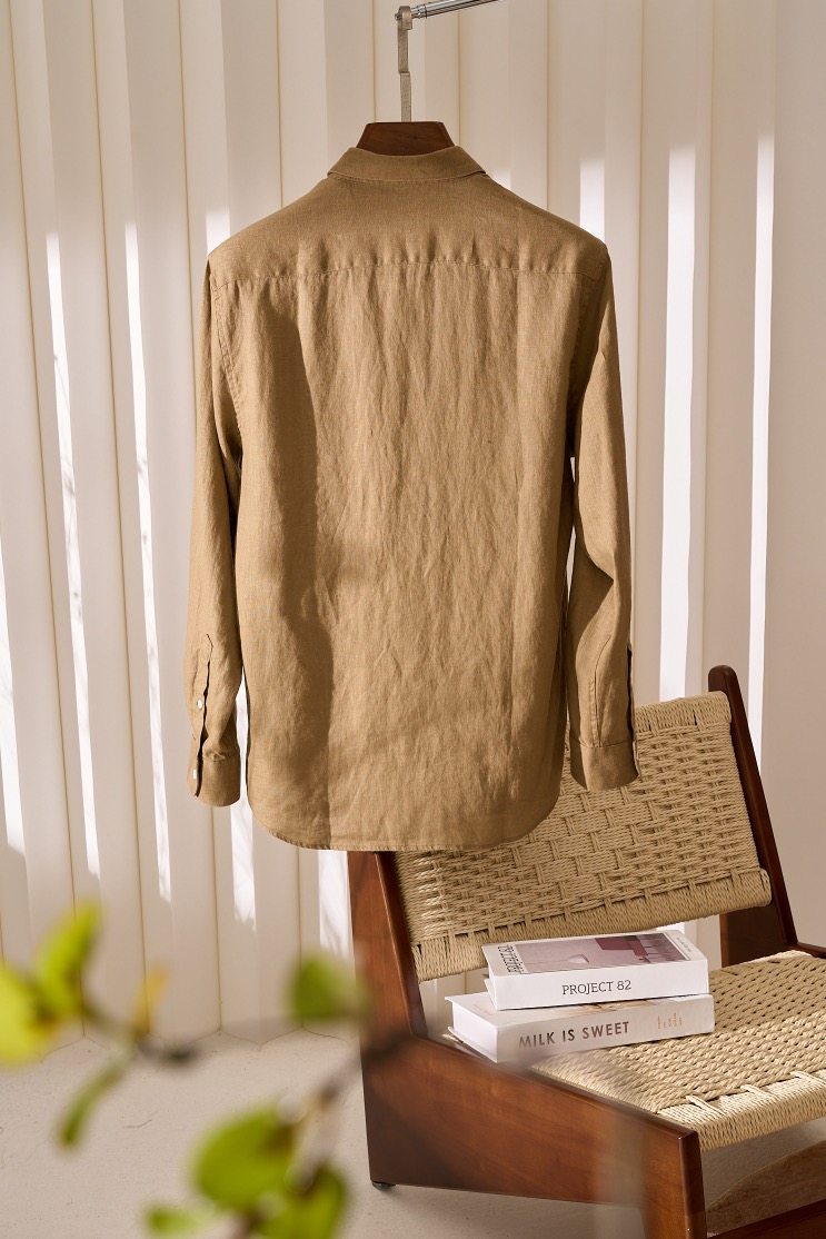 This long-sleeved shirt, with its finely specially woven 100% linen fabric and unique design, truly shows extraordinary quality and fashion sense. Made of 100% linen, it not only ensures the breathability and comfort of the shirt, but also endows it with a natural and rustic aesthetic.