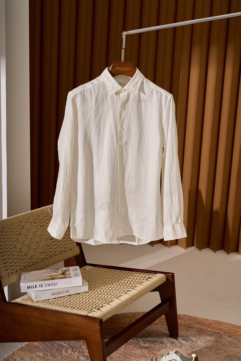 This long-sleeved shirt, with its finely specially woven 100% linen fabric and unique design, truly shows extraordinary quality and fashion sense. Made of 100% linen, it not only ensures the breathability and comfort of the shirt, but also endows it with a natural and rustic aesthetic.