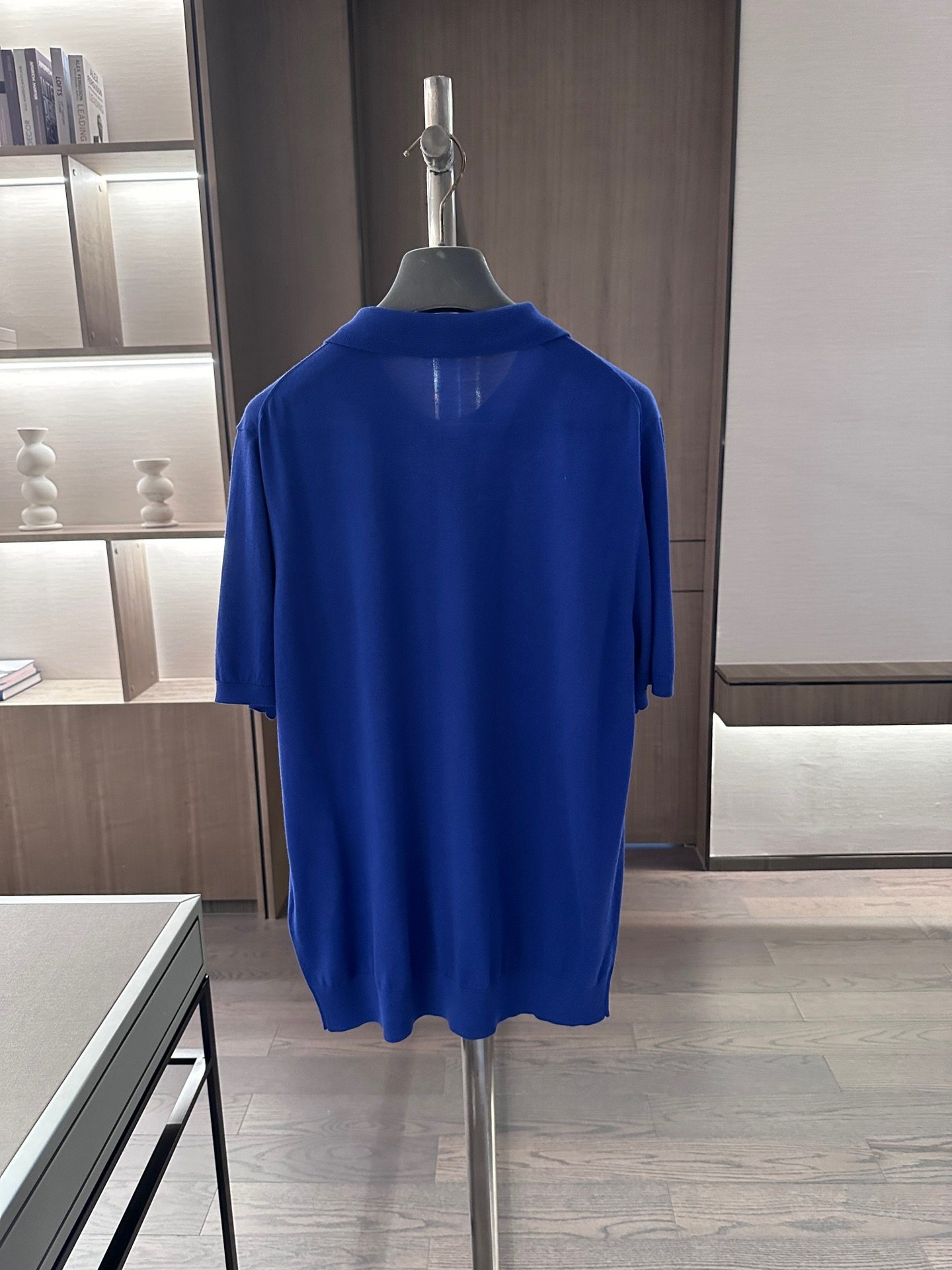 Kiton knitted sweater Material: Mulberry silk and cotton Applicable seasons: Summer, Autumn Collar type: Turn-down collar Sleeve length: Short sleeves