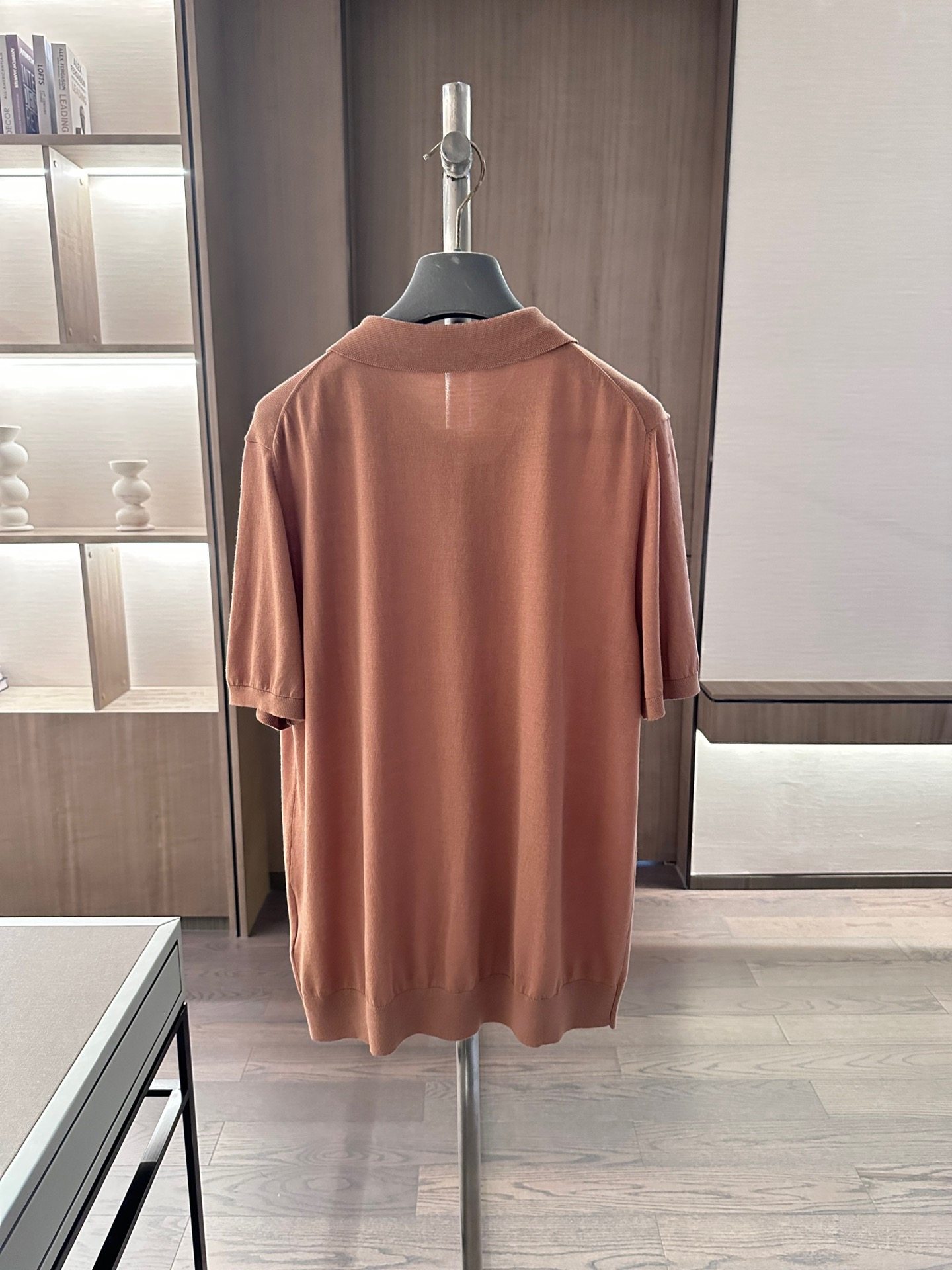 Kiton knitted sweater Material: Mulberry silk and cotton Applicable seasons: Summer, Autumn Collar type: Turn-down collar Sleeve length: Short sleeves