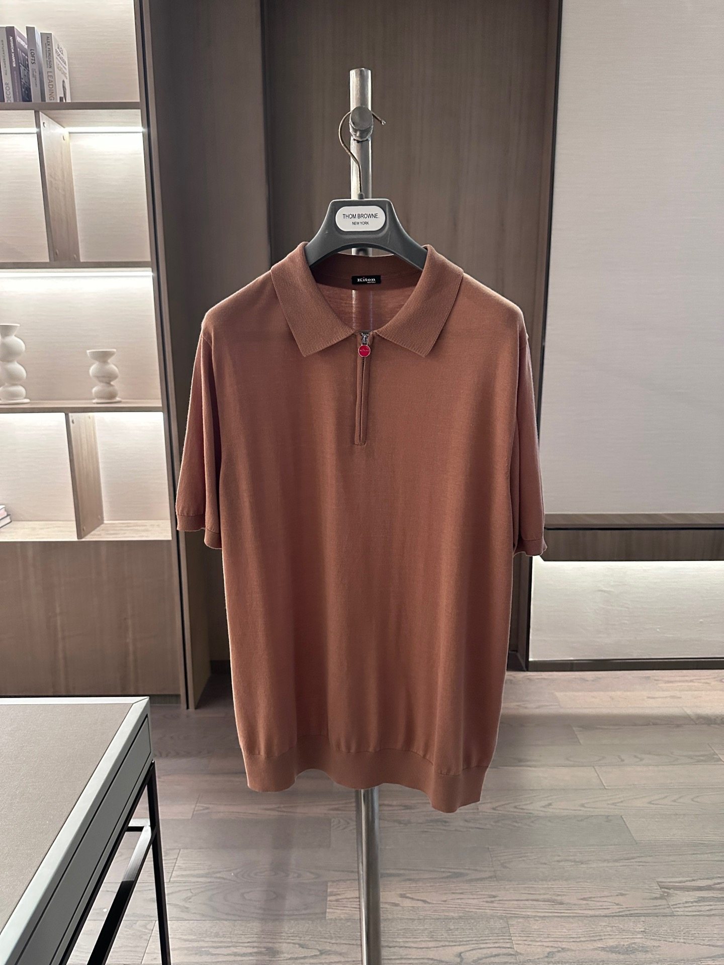 Kiton knitted sweater Material: Mulberry silk and cotton Applicable seasons: Summer, Autumn Collar type: Turn-down collar Sleeve length: Short sleeves