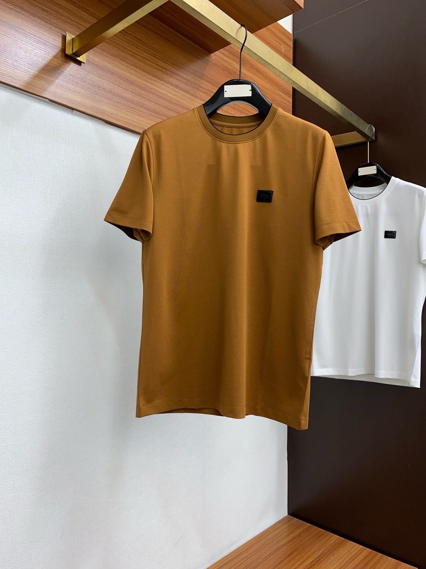 Bruti Highly recommended! 2024 Spring/Summer New Round Neck Short Sleeve T-shirt Available at the counter Fashionable and high-end men's clothing Personalized and fashionable Logo on the chest / Imported top-level high-density silk material mercerized pique, extremely skin-friendly and comfortable. It feels very delicate and has a good texture. It is cool and breathable. Overall, it is a very good one. There is no problem wearing it alone or as an inner layer.