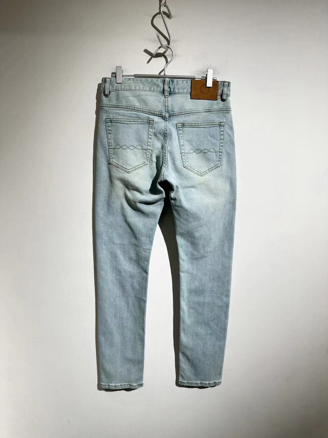 Bruti's bleached denim... A representative work of Italian retro luxury!! The men's retro-tone white jeans for spring and summer 2024. Fashion is one cycle after another. Such retro-toned denim blue is like looking at fashionable old photos. The purest things are often the simplest.