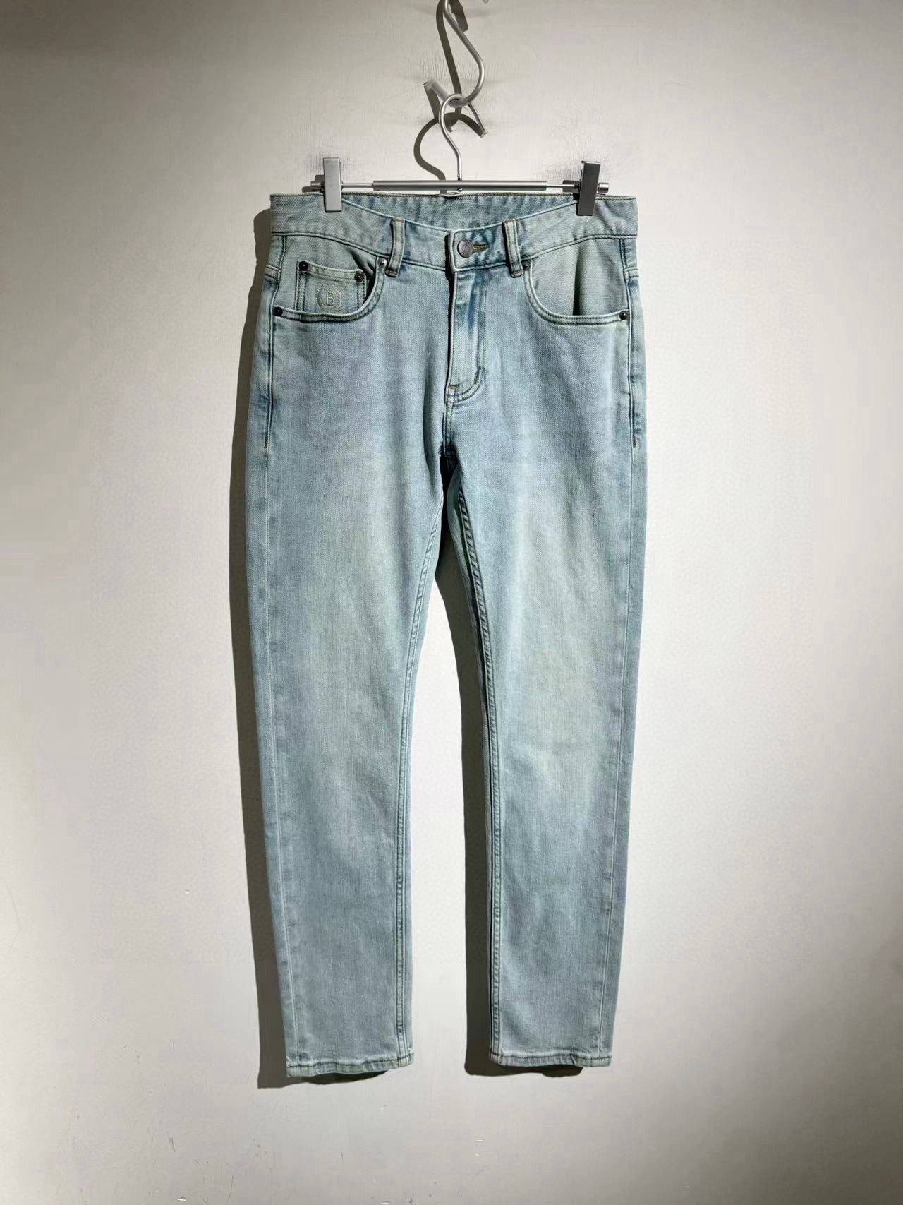 Bruti's bleached denim... A representative work of Italian retro luxury!! The men's retro-tone white jeans for spring and summer 2024. Fashion is one cycle after another. Such retro-toned denim blue is like looking at fashionable old photos. The purest things are often the simplest.