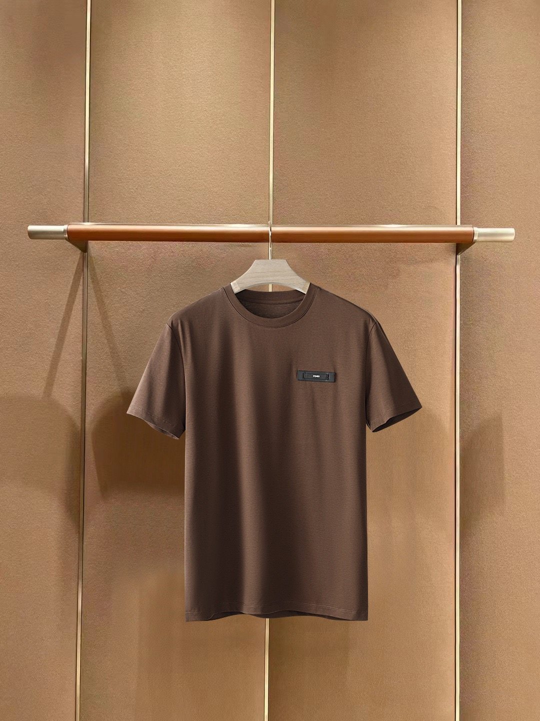 The latest series of Spring/Summer 2024, with classic and fashionable design elements, injects full vitality into the new series. Simple and elegant, this T-shirt is carefully selected and made of 100% imported cotton fabric for customers. The fabric feels skin-friendly, soft and delicate, providing an extremely comfortable and breathable wearing experience. The entire item is highly eye-catching and fashionable.