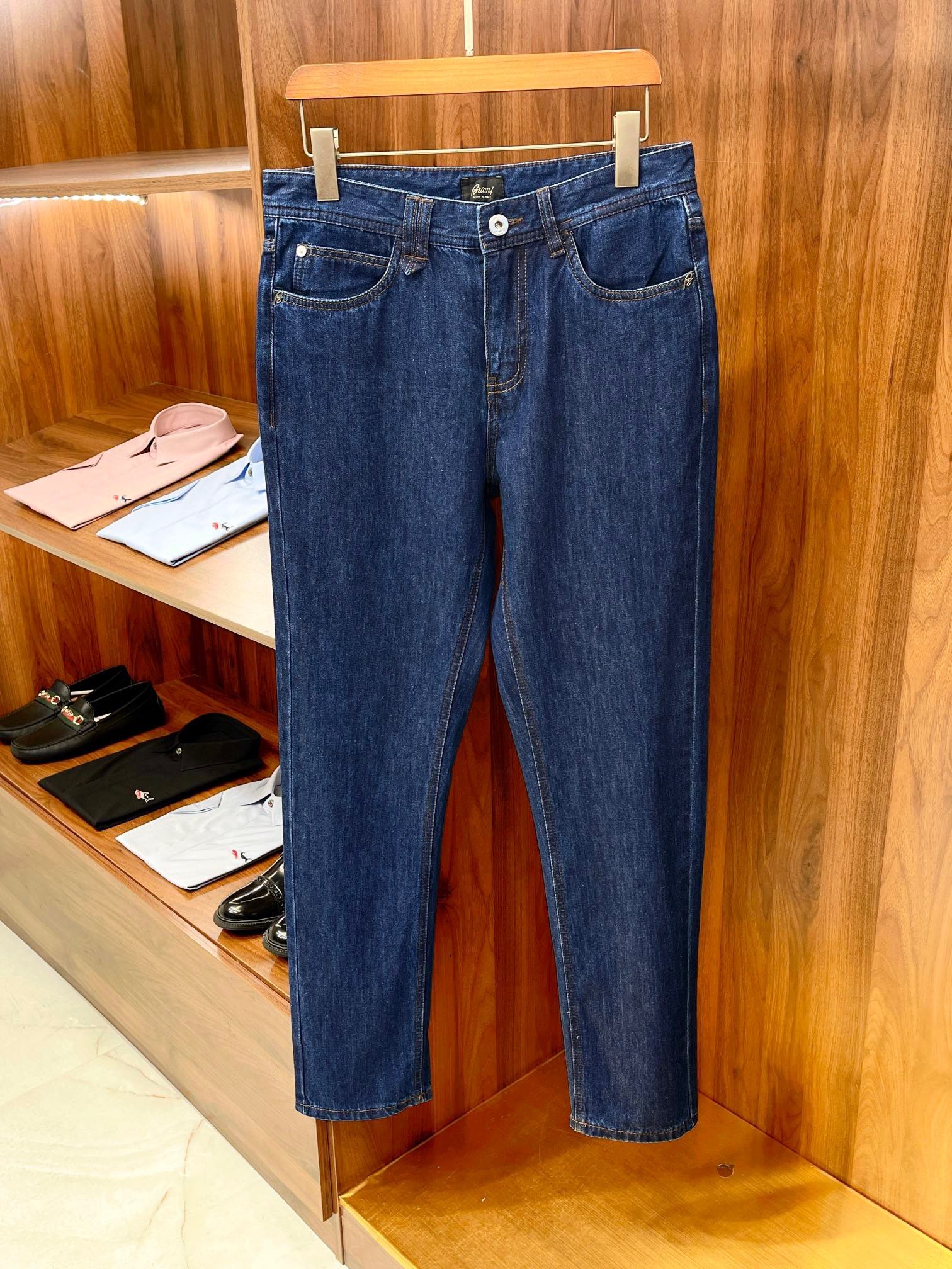 Bruti The design and craftsmanship of this pair of jeans are indeed very unique and outstanding. The heavy-duty washed denim process can bring unique color and texture to the jeans, making them more textured and fashionable.