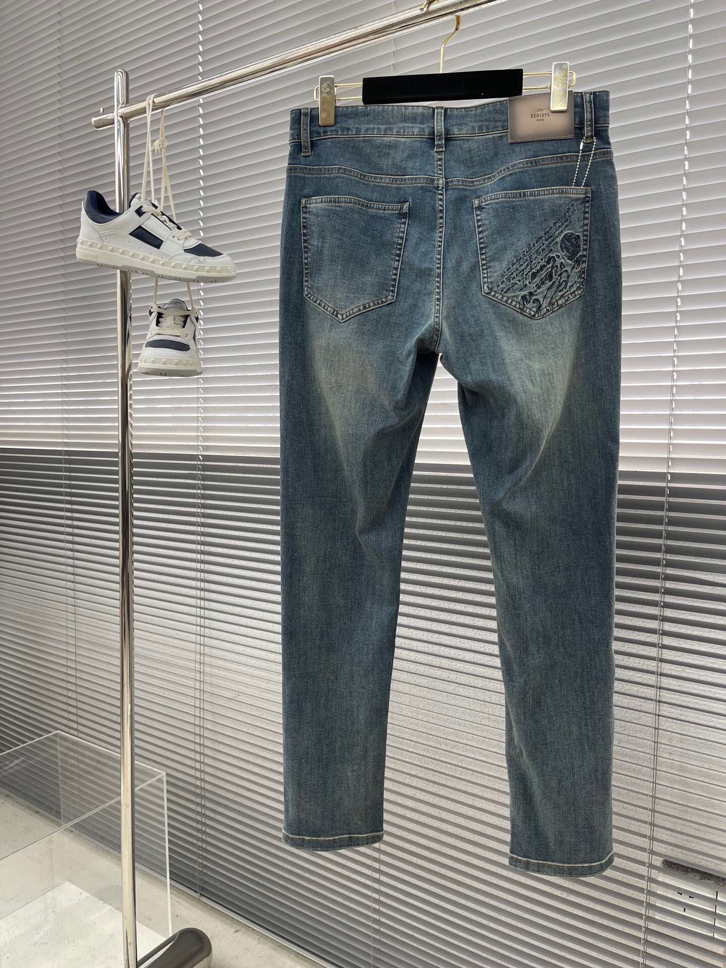 Berlut men's series jeans. Purchased the original of the latest design from the counter. Simple back pocket with classic pattern. 1895/PARIS custom hardware accessories. Small highlights attract attention. Outstanding single product appearance