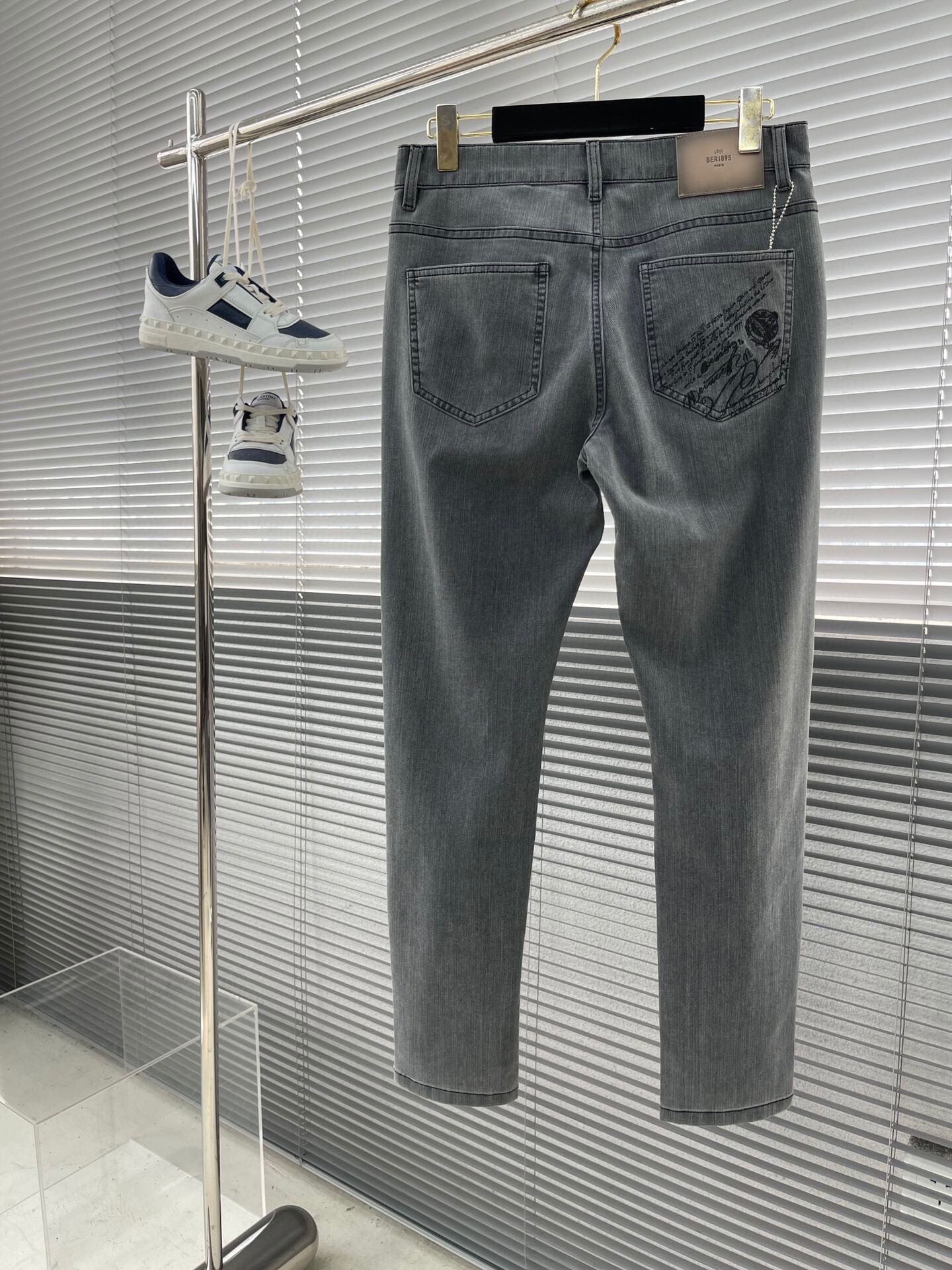 Berlut men's series jeans. Purchased the original of the latest design from the counter. Simple back pocket with classic pattern. 1895/PARIS custom hardware accessories. Small highlights attract attention. Outstanding single product appearance