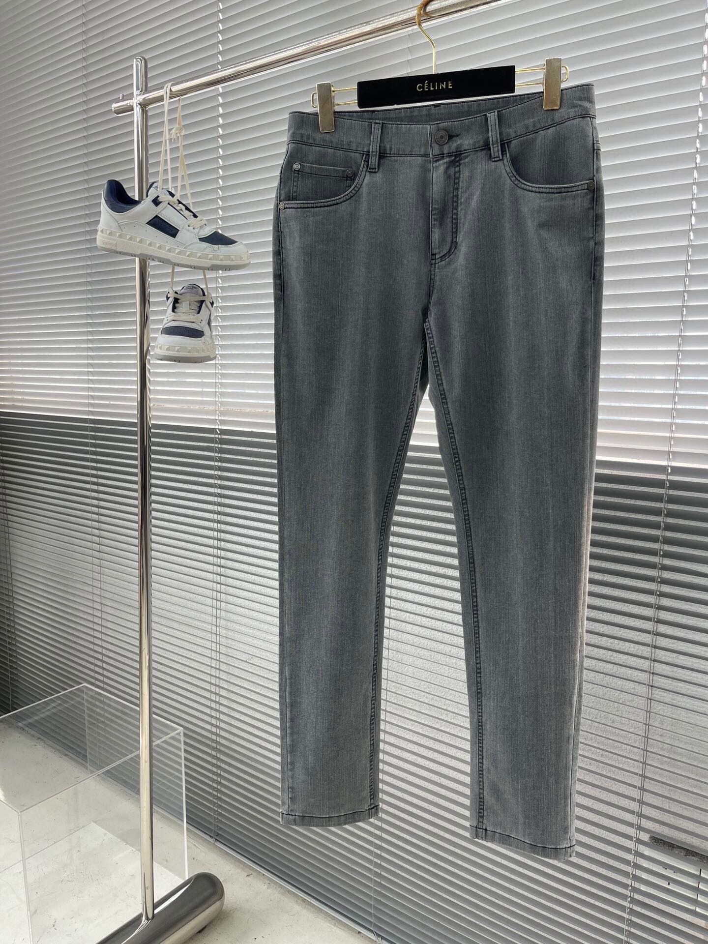 Berlut men's series jeans. Purchased the original of the latest design from the counter. Simple back pocket with classic pattern. 1895/PARIS custom hardware accessories. Small highlights attract attention. Outstanding single product appearance