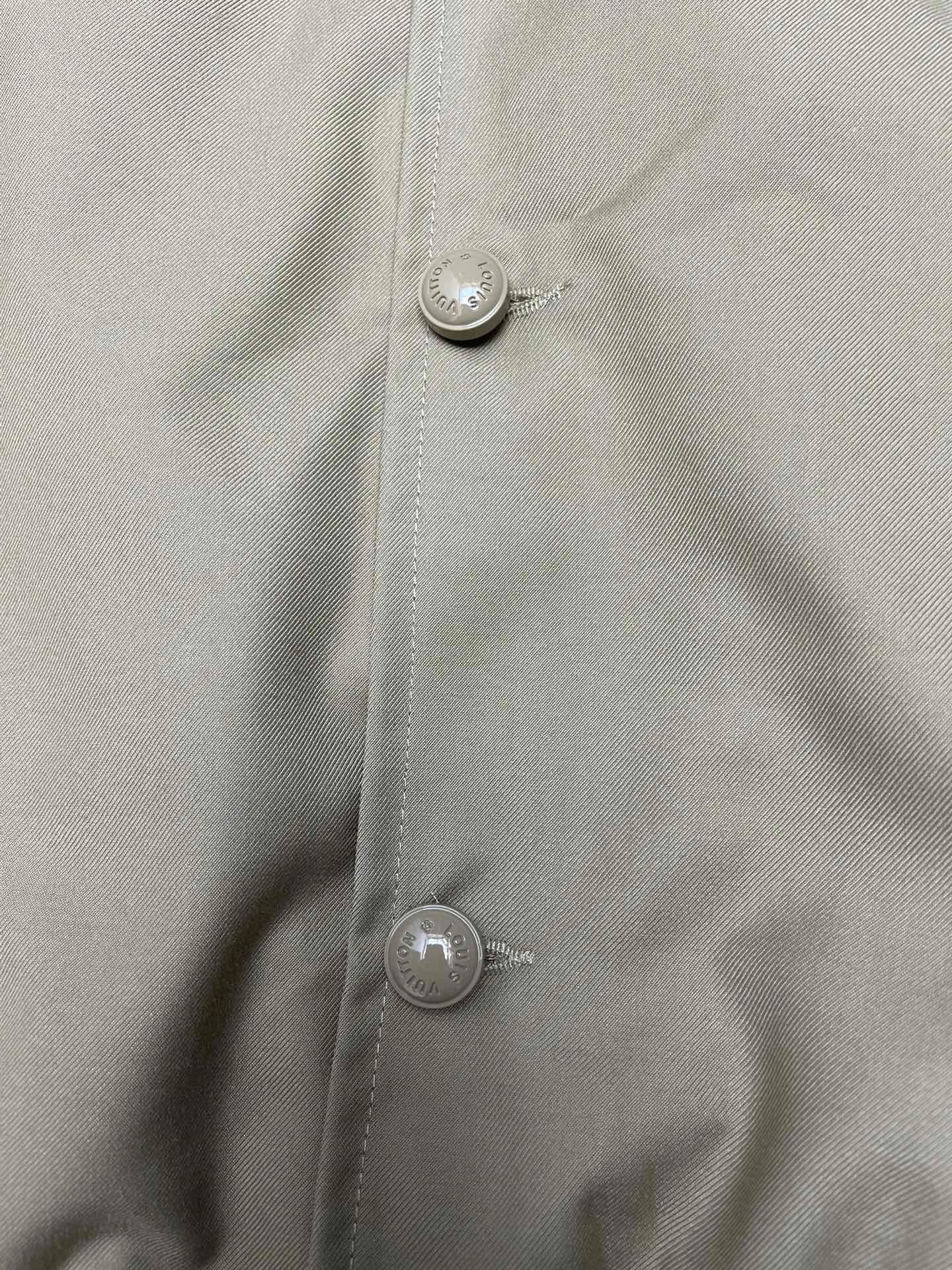 The new Donkey 24ss waist jacket is made of lightweight twill cotton blend, reshaping the baseball jacket with a sleek style. Embroidered Louis Vuitton logo embossed on the chest, with a Marque L. Vuitton d é pos é e label on the back. The fabric ribbed collar, cuffs, and hem, with elegant color tones and simple lines, are the perfect choice for seasonal styling.